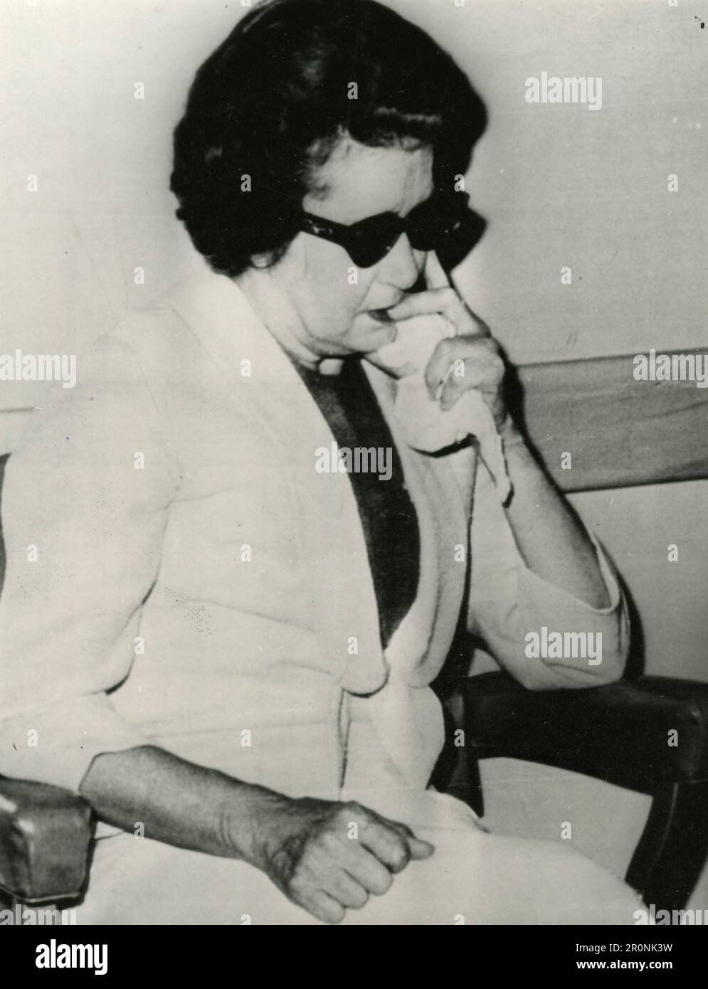 American Dorothy M. Bressie arrêté après la fusillade du révérend John Thom, Los Angeles, Etats-Unis 1966 Banque D'Images