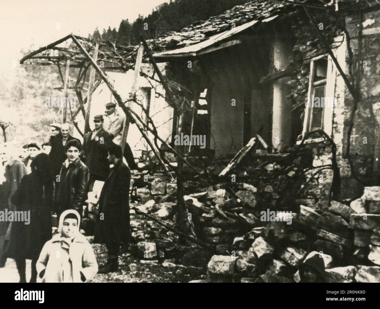 Villageois de Stenoma parmi les ruines de leurs maisons après le tremblement de terre, Evrytania, GRECE 1966 Banque D'Images