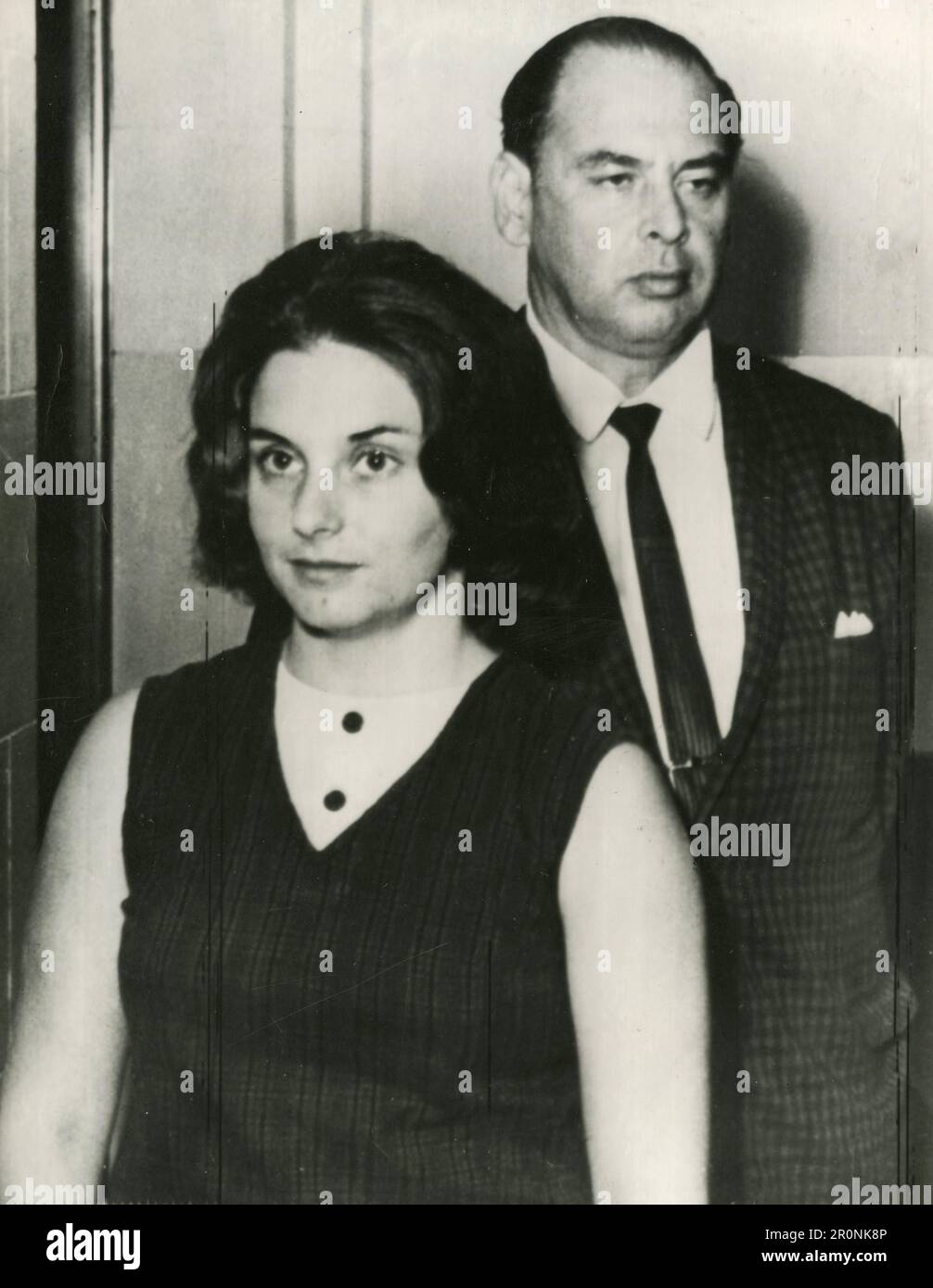 American Mary Jane Farrell escortée par le sergent de police Paul Rosenthal, Miami, États-Unis 1965 Banque D'Images