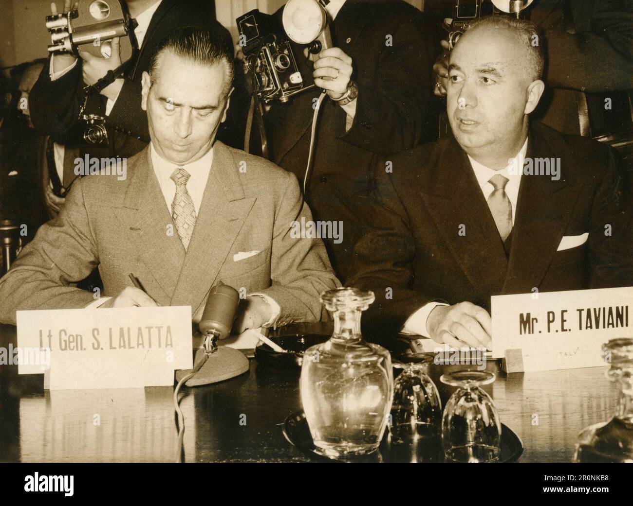 Général de corps italien S. Lalatta et chef politique et économiste Paolo Emilio Taviani lors d'une conférence de presse, Italie 1965 Banque D'Images