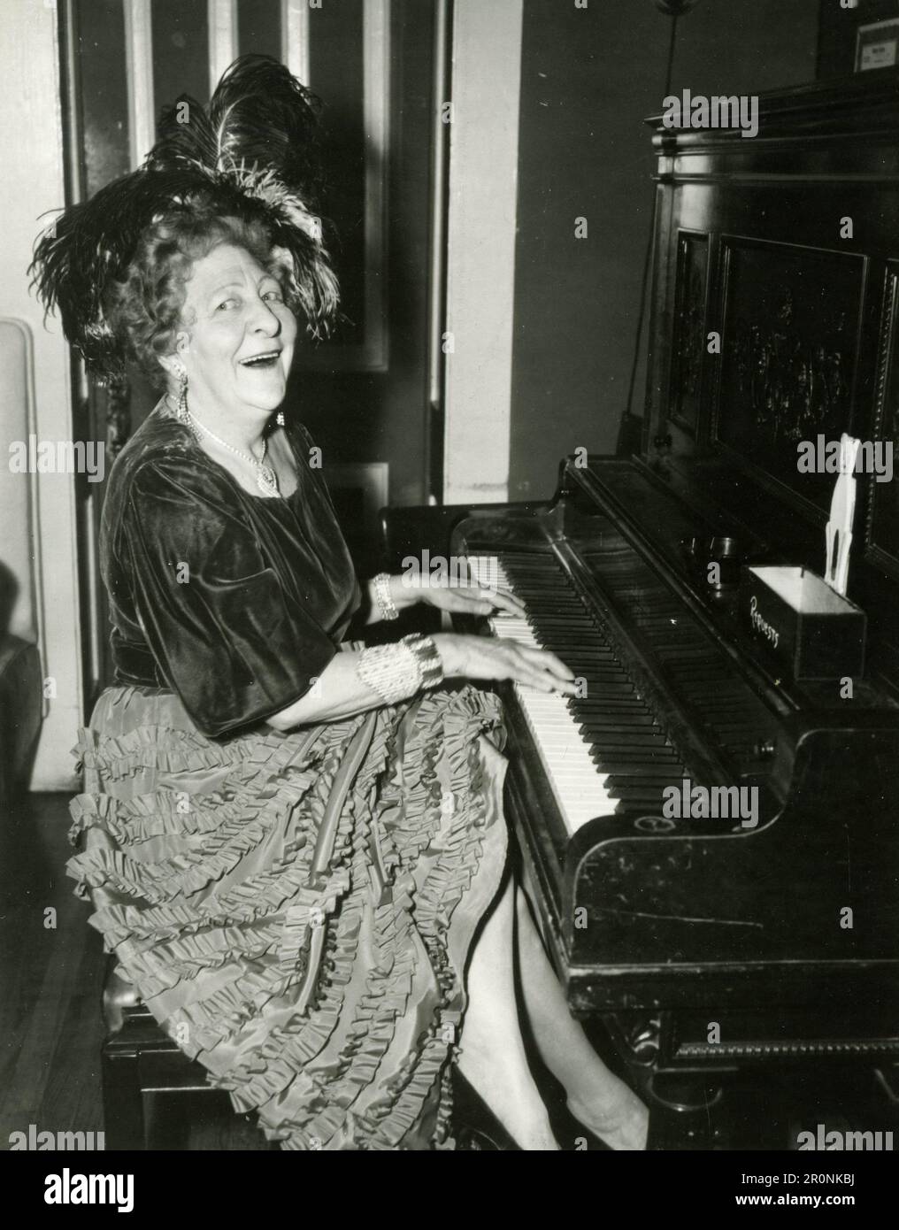 Femme mature jouant du piano, 1960s Banque D'Images