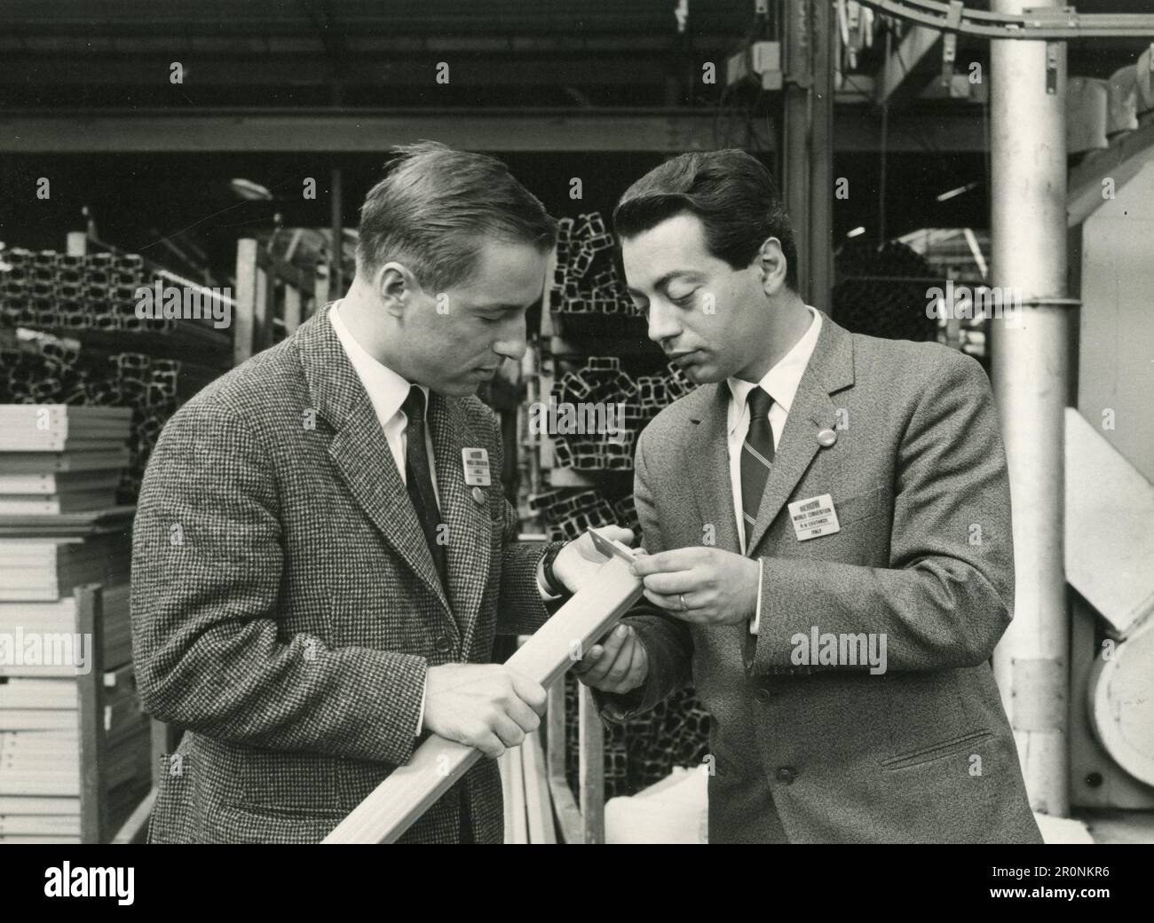 M. G. Nelzi et P. Di Costanzo, délégués à la Convention mondiale d'Acrow, qui vérifient les produits, Royaume-Uni 1966 Banque D'Images