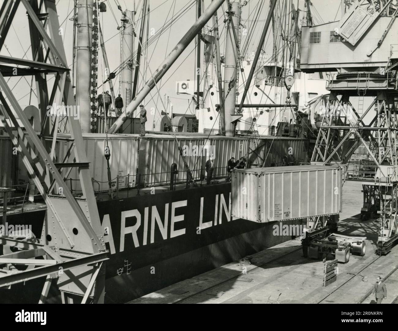 Trafic de conteneurs sur les quais britanniques, Southampton, Royaume-Uni 1966 Banque D'Images