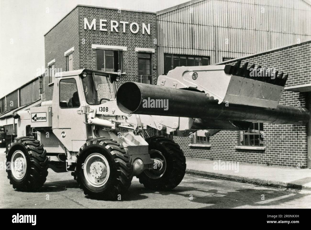 Tracteur équipé d'un godet tous-travaux par Merton Engineering Company Ltd, Royaume-Uni 1966 Banque D'Images
