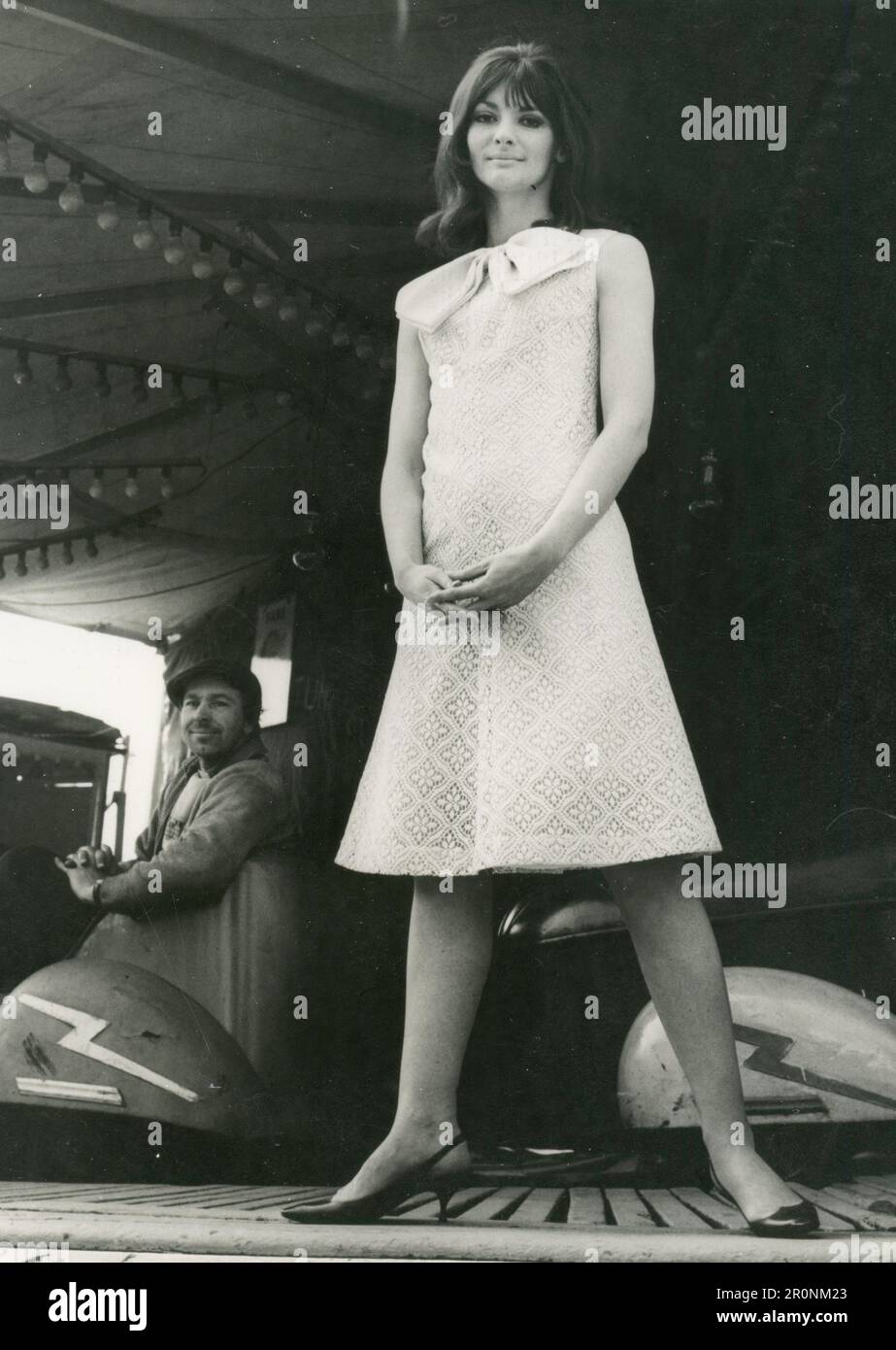 Mannequin de mode portant une robe en coton couleur écru dentelle par Samuel Sherman, Angleterre 1965 Banque D'Images