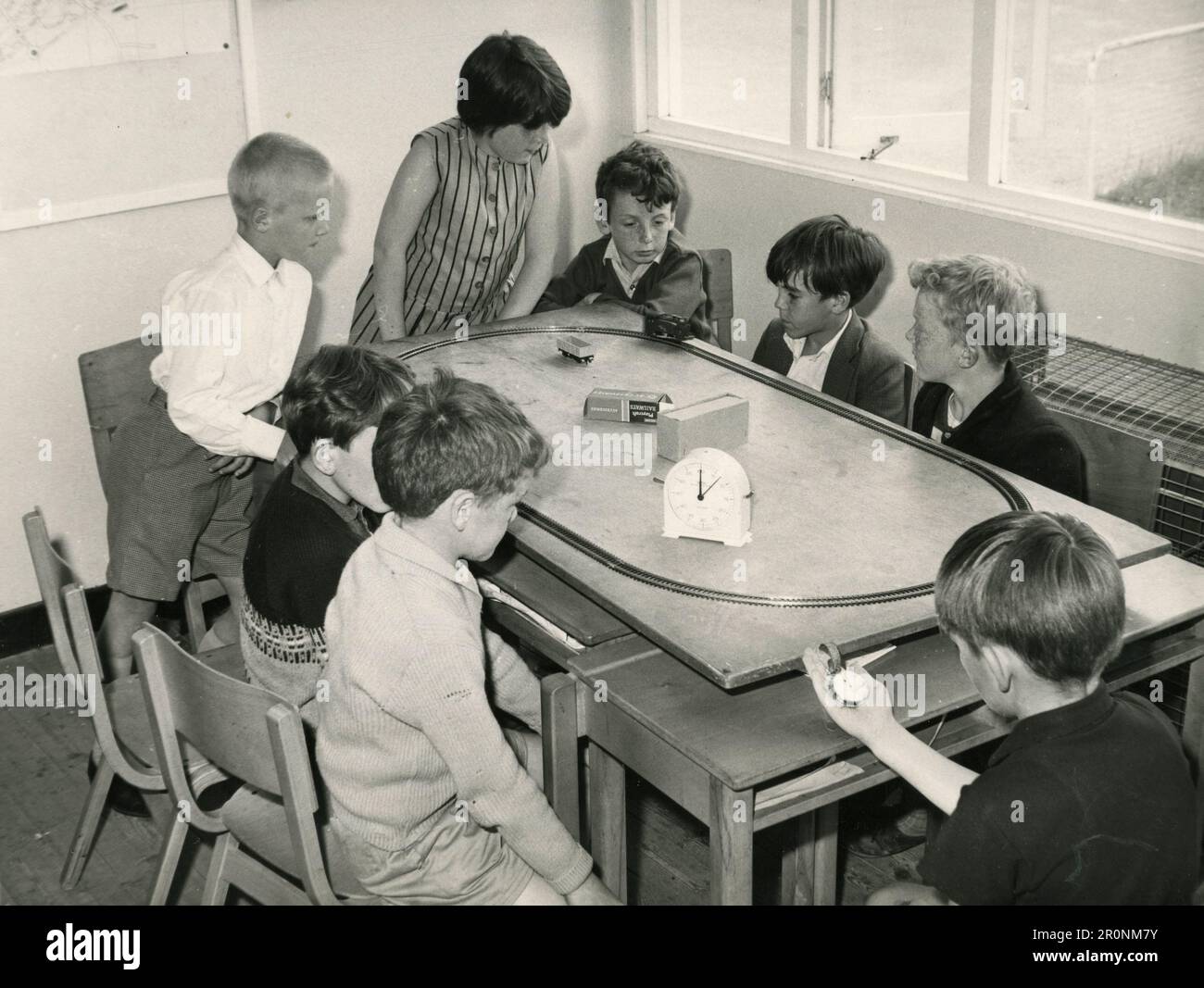 Un train de jouets destiné à enseigner aux enfants à estimer le temps et la vitesse en cours de mathématiques, Ringland Junior School, Newport UK 1966 Banque D'Images