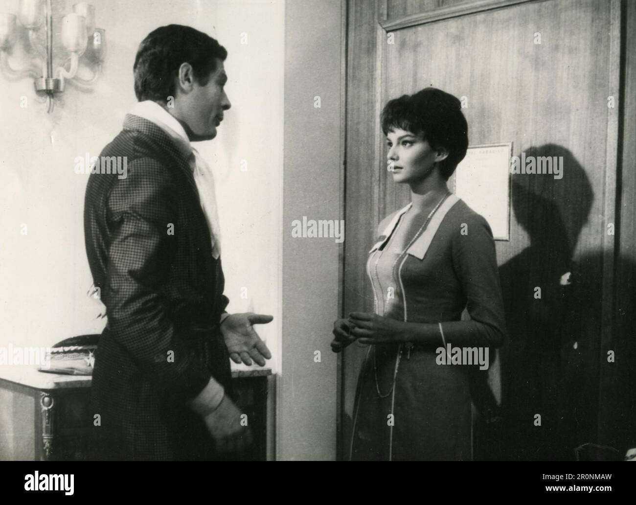 Les acteurs grecs Alekos Alexandrakis et Lili Papagianni dans le film Despoinis diefthyntis, Grèce 1964 Banque D'Images