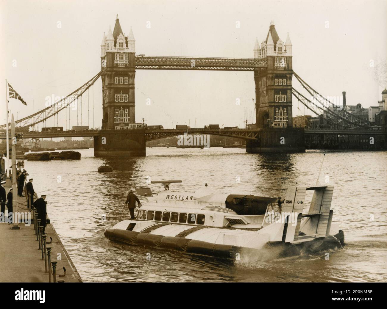 SR.N6 Hovercraft à côté de Tower Pier, Londres Royaume-Uni 1965 Banque D'Images