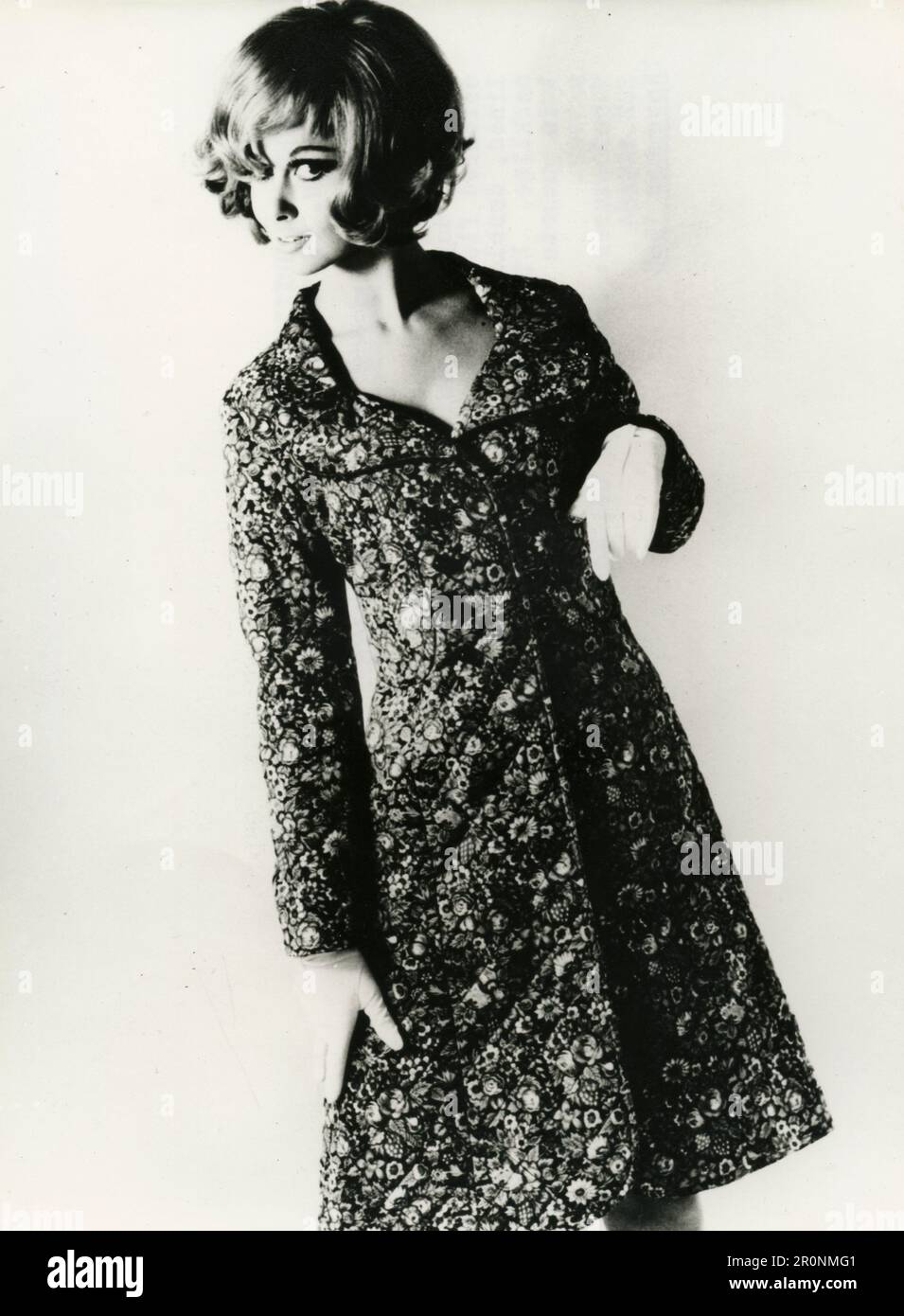 Modèle de mode portant un manteau tout usage en coton matelassé par le designer britannique John Marks, Royaume-Uni 1965 Banque D'Images