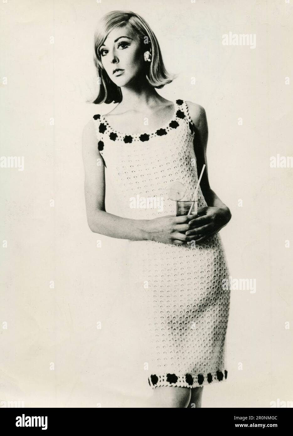 Mannequin de mode portant une charmante robe en crochet de wollen par le designer britannique Shubette de Londres, Royaume-Uni 1965 Banque D'Images