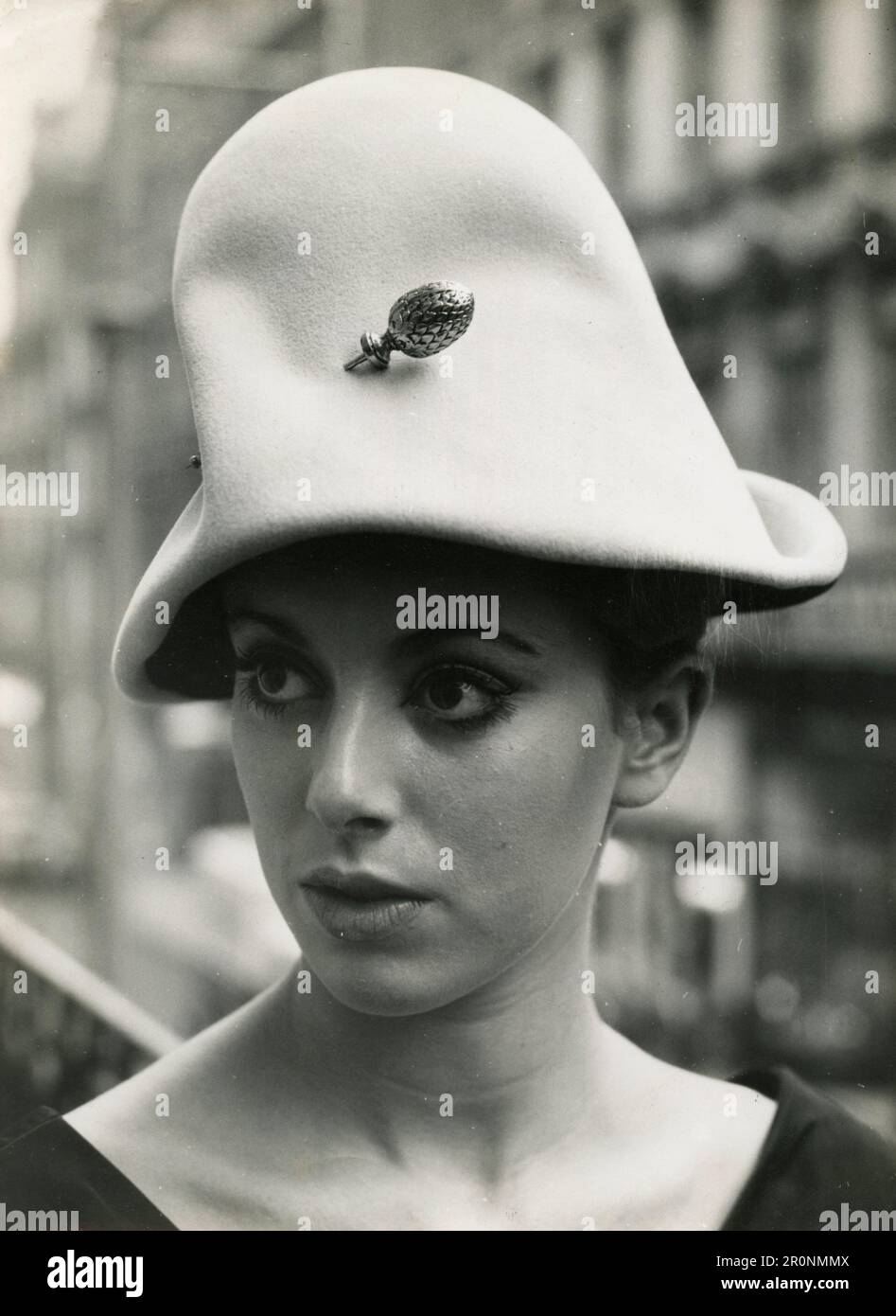 Mannequin de mode portant un chapeau de cloche de Madame Vernier par la designer Susan Cabot, Angleterre 1965 Banque D'Images