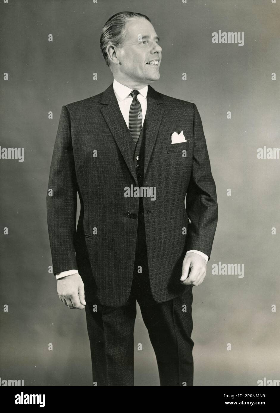 Mode pour hommes : modèle portant un costume à un seul brested à carreaux bruns avec une doublure or ancienne du designer britannique J.J. Royal of Hawes et Curtis, Royaume-Uni 1965 Banque D'Images