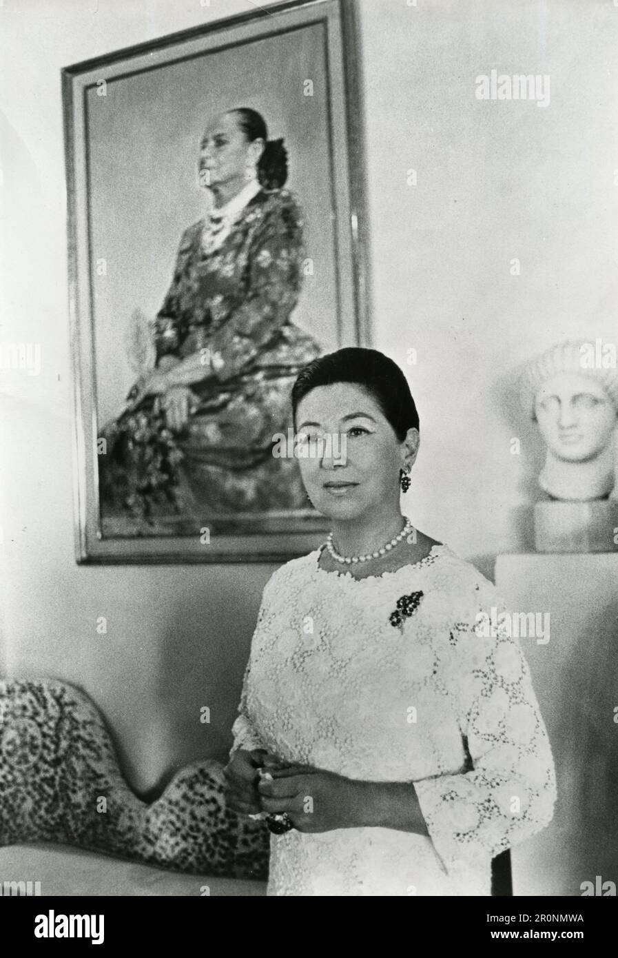 Portrait d'une femme distinguée vêtue de blanc, 1960s Banque D'Images