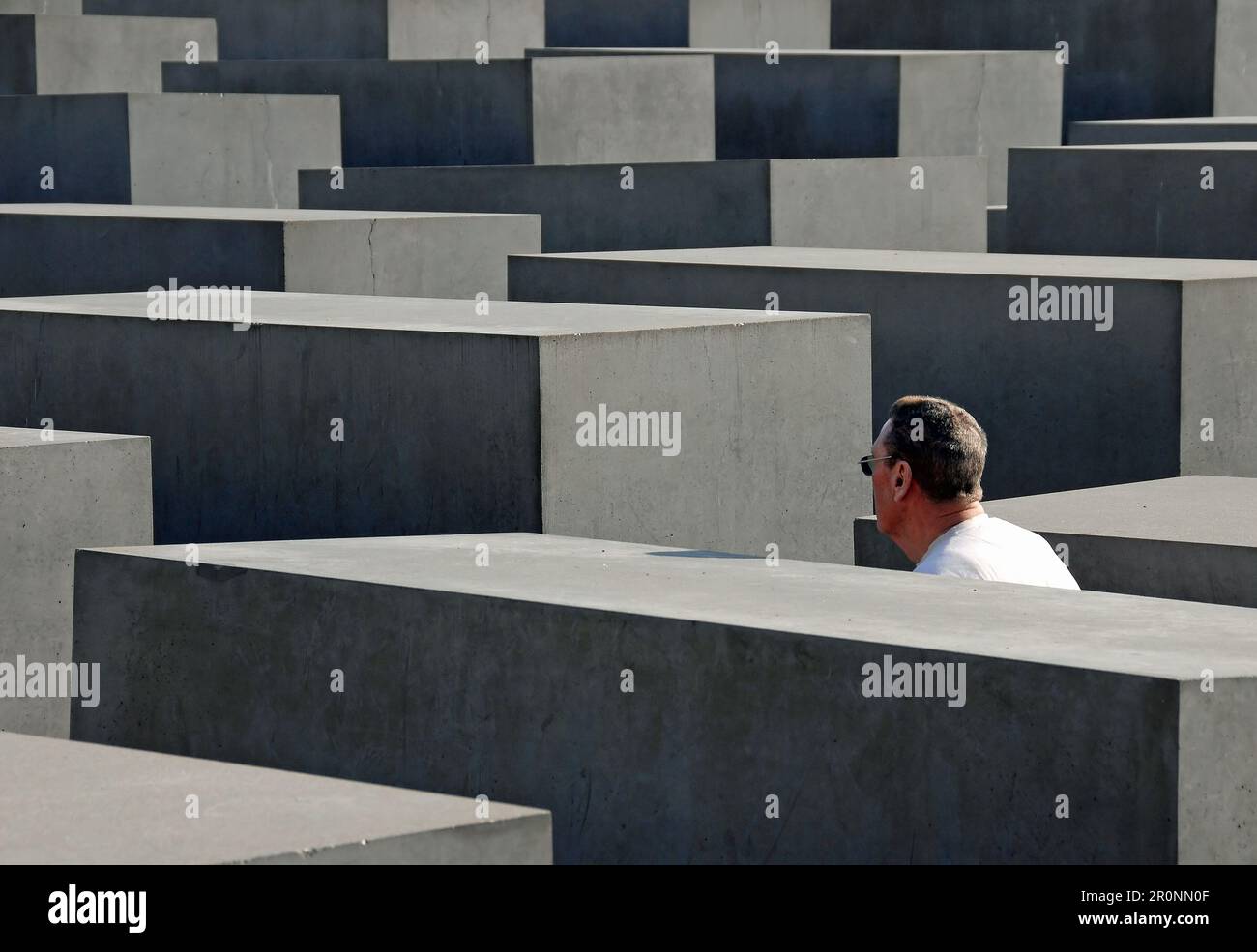 Berlin, Allemagne : Mémorial aux Juifs assassinés d'Europe. Un mémorial de l'Holocauste avec 2 710 colonnes de béton formant le champ de stèles. Banque D'Images