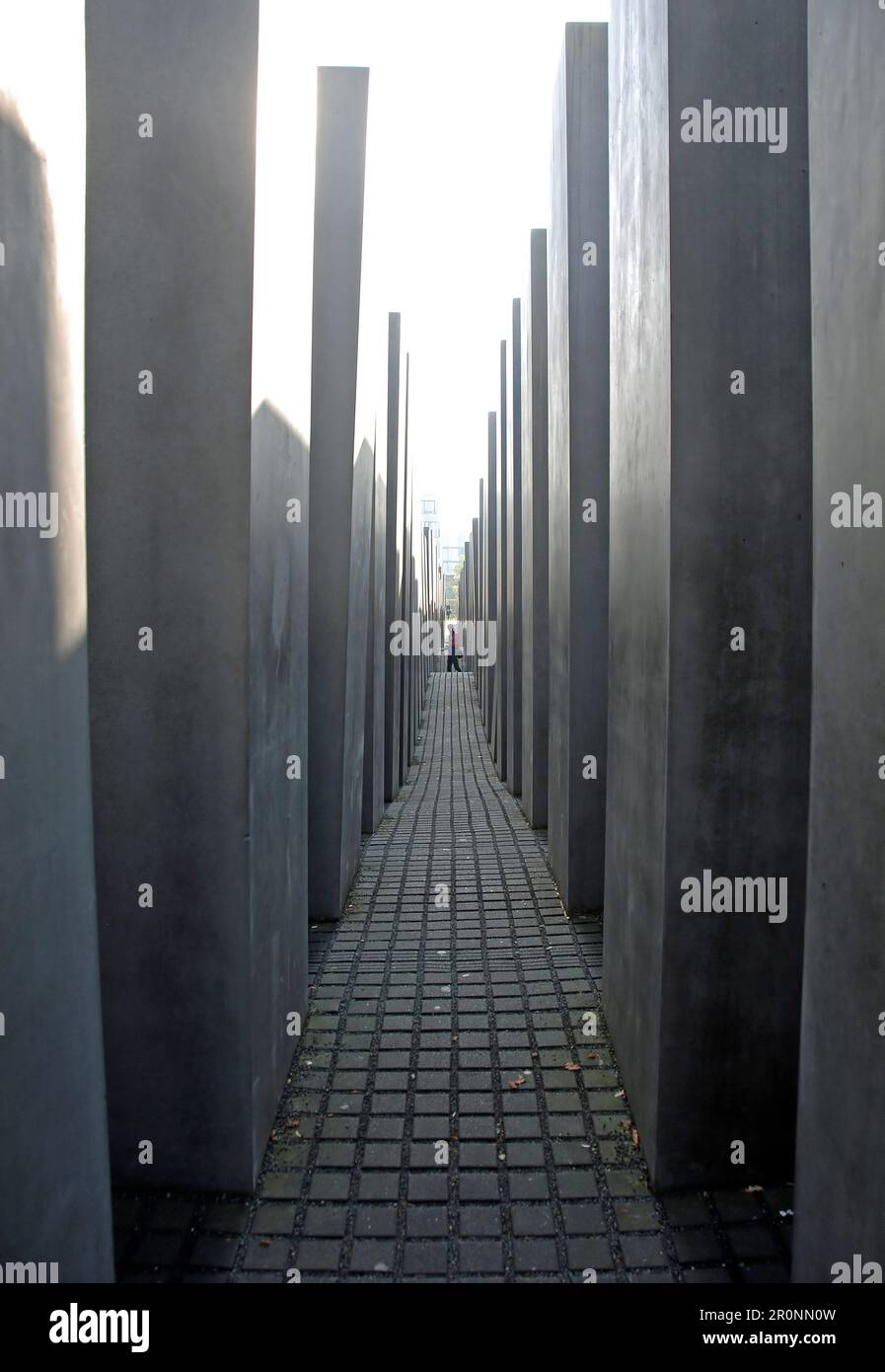 Berlin, Allemagne : Mémorial aux Juifs assassinés d'Europe. Un mémorial de l'Holocauste avec 2 710 colonnes de béton formant le champ de stèles. Banque D'Images