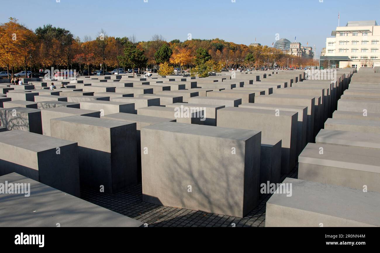 Berlin, Allemagne : Mémorial aux Juifs assassinés d'Europe. Un mémorial de l'Holocauste avec 2 710 colonnes de béton formant le champ de stèles. Banque D'Images