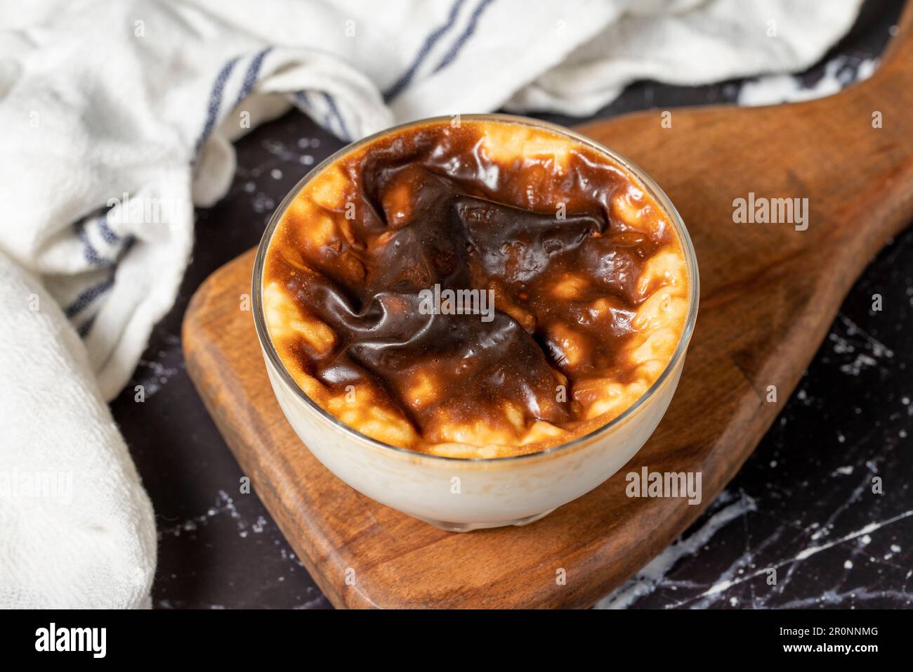 Riz au lait sur fond sombre. Dessert au riz au lait. Spécialités turques. Nom local sütlaç. Gros plan Banque D'Images