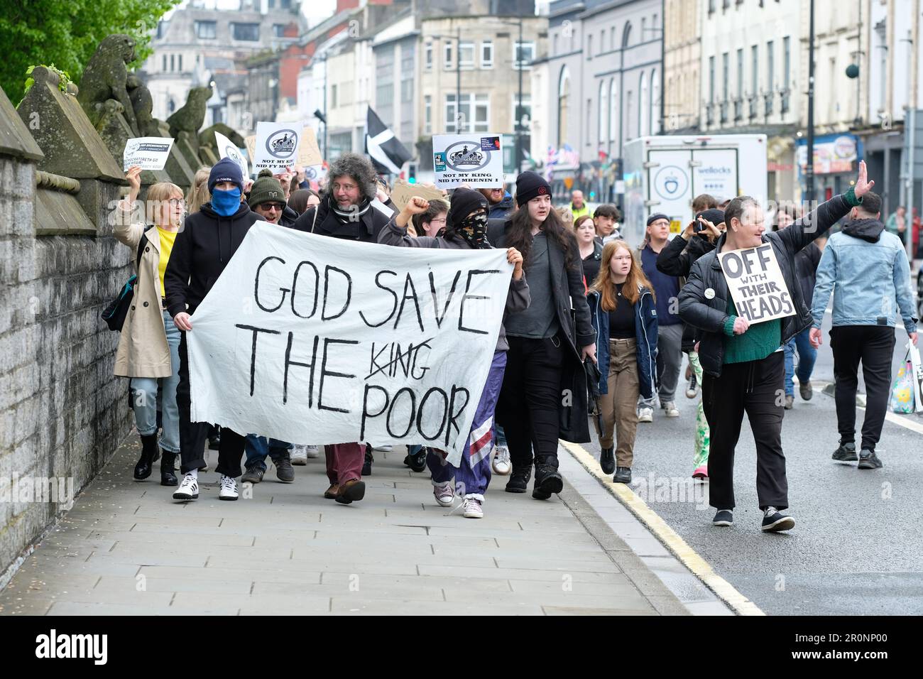 Manifestation organisée par la République de Cymru avec des manifestants anti-monarchie qui défilent à travers Cardiff le jour de la Coronation 6 mai 2023 Banque D'Images
