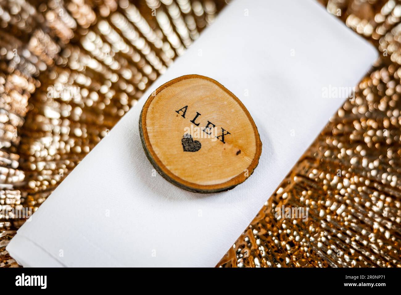 Le nom Alex - superbe assiette à dîner plaquée or avec étiquette en bois Alexander et amour coeur en bois haché log Banque D'Images