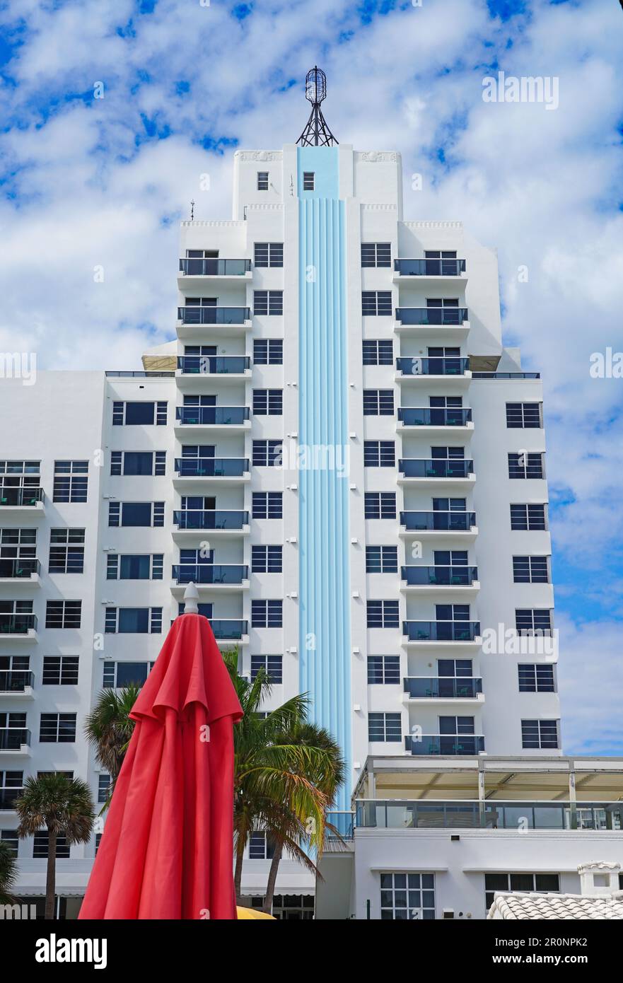 MIAMI BEACH, FL -15 FEB 2023- vue sur le confident, un hôtel en bord de mer situé au milieu de la plage, Collins Avenue, à Miami Beach, fait maintenant partie de la collection Unbound Banque D'Images