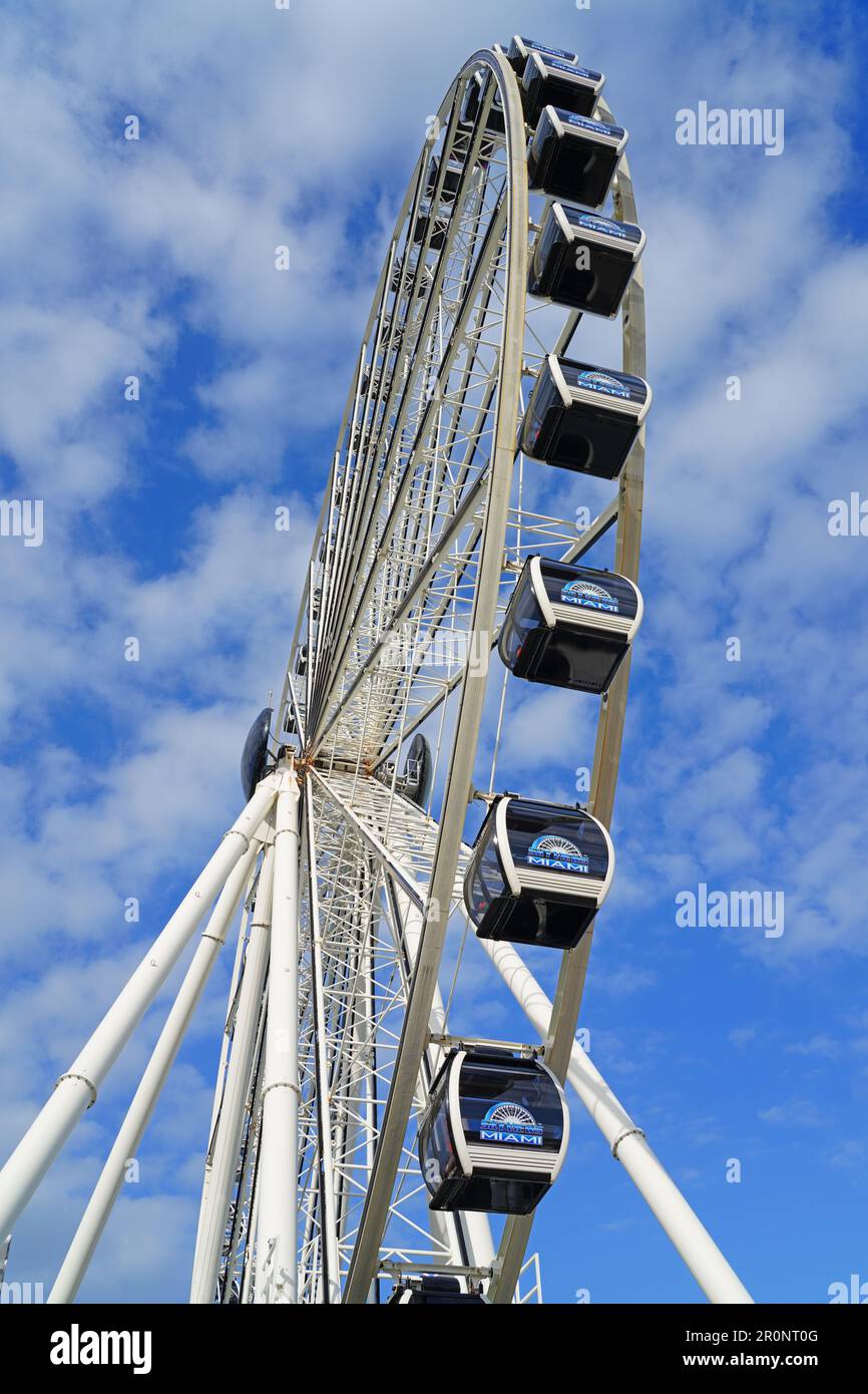 MIAMI, FL -18 FEB 2023 - vue sur la roue d'observation de Miami Skyviews, une grande roue située dans le marché Bayside à Miami, Floride, au-dessus du Bi Banque D'Images