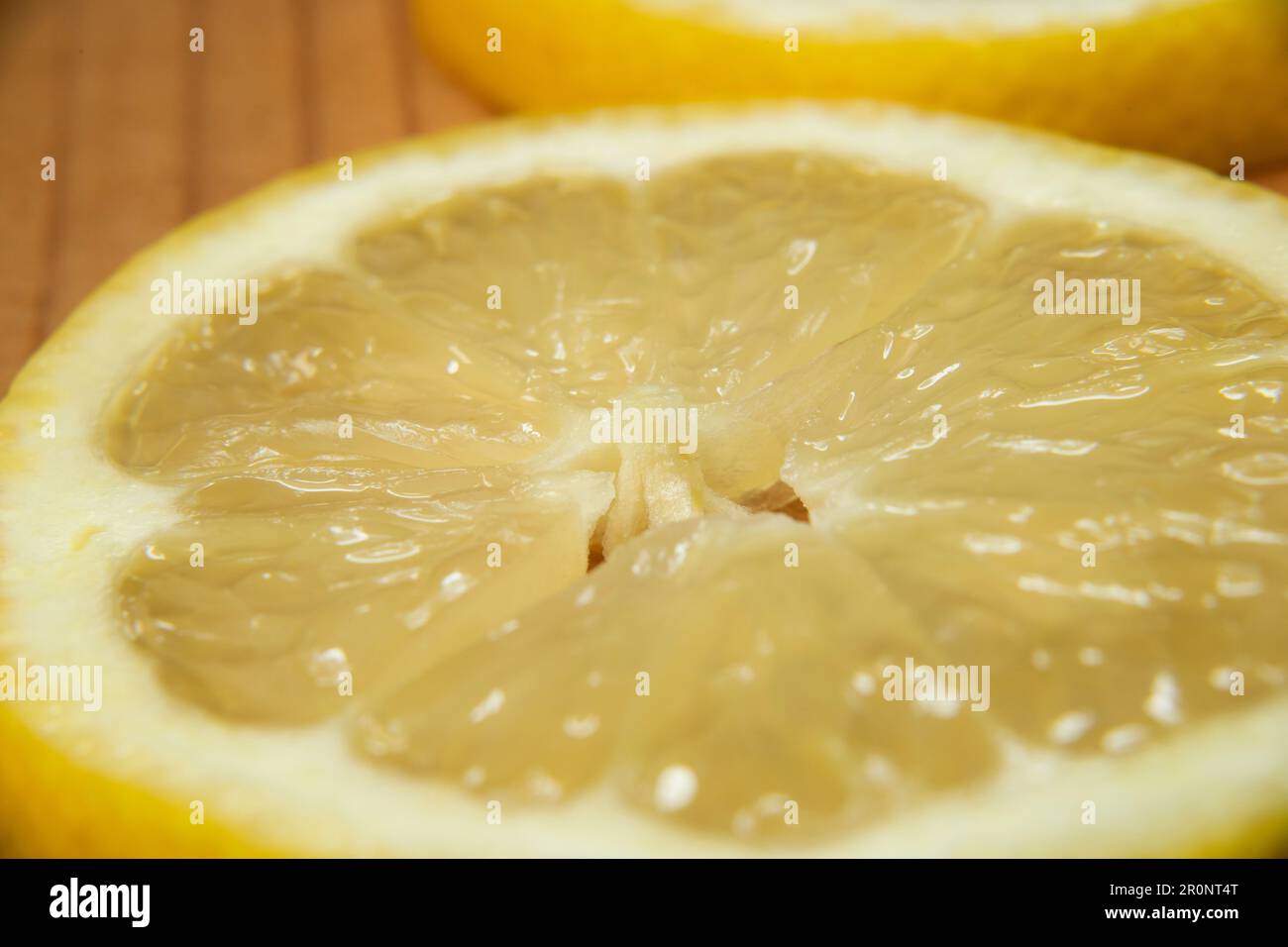 gros plan de tranches de citron jaune sur la planche à découper en bois, coupées à l'air frais, utilisées pour créer des plats salés, de la limonade, des desserts au citron, de l'eau au citron Banque D'Images