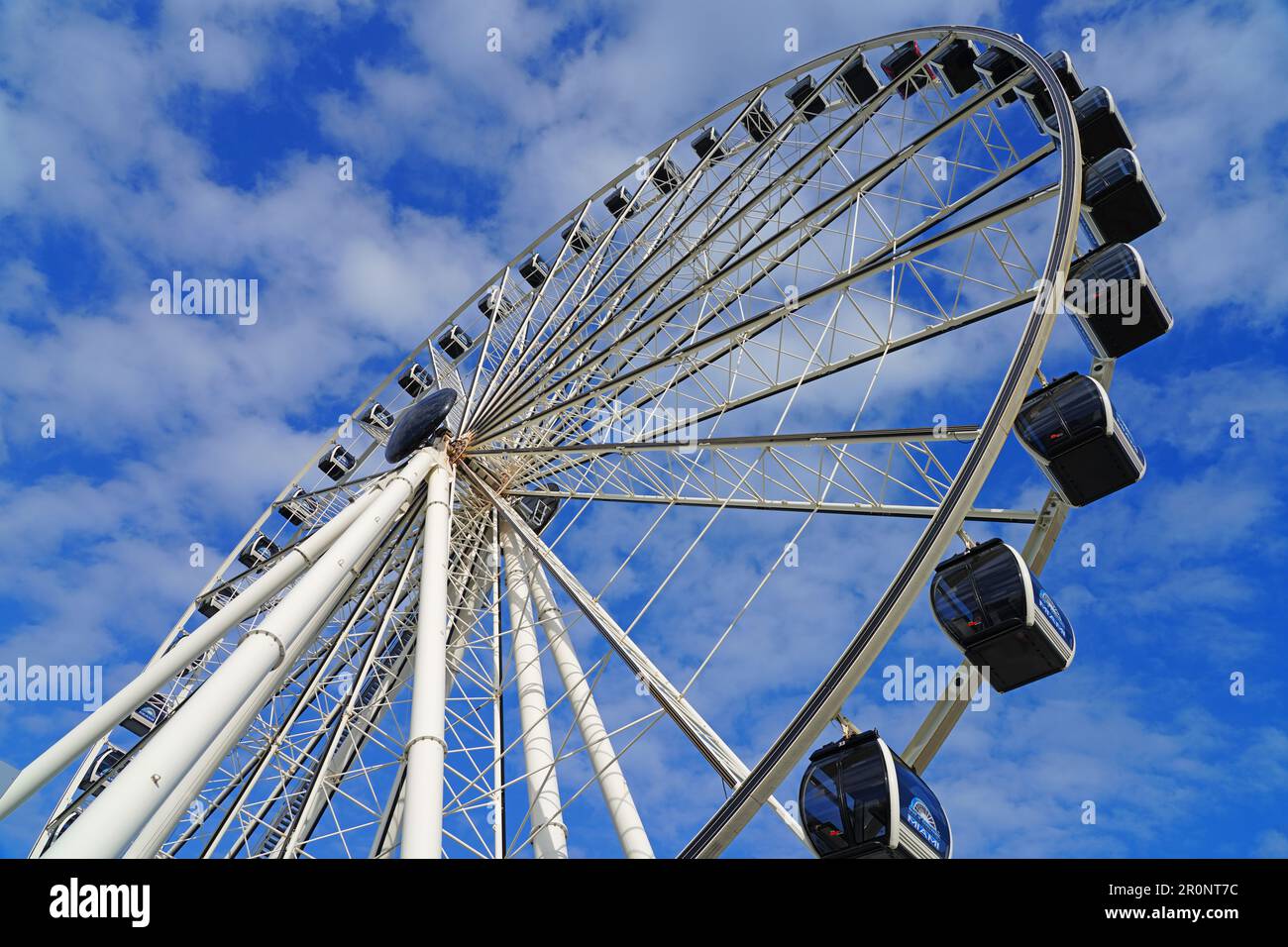MIAMI, FL -18 FEB 2023 - vue sur la roue d'observation de Miami Skyviews, une grande roue située dans le marché Bayside à Miami, Floride, au-dessus du Bi Banque D'Images
