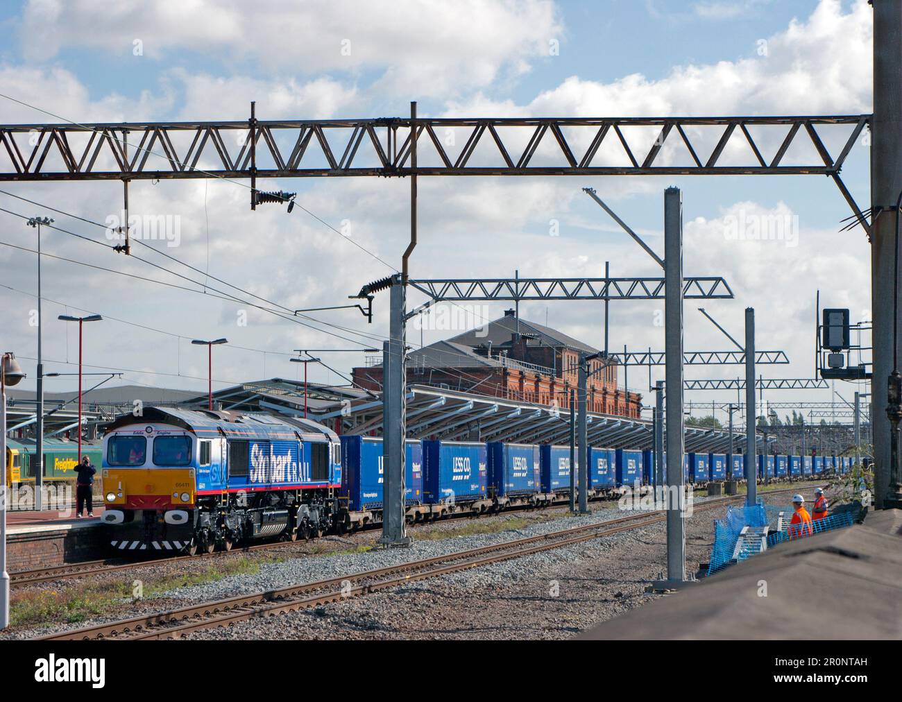 Une locomotive diesel de classe DRS 66 numéro 66411 à Stobart qui travaille le train intermodal a Tesco à Rugby le 19th septembre 2006. Banque D'Images