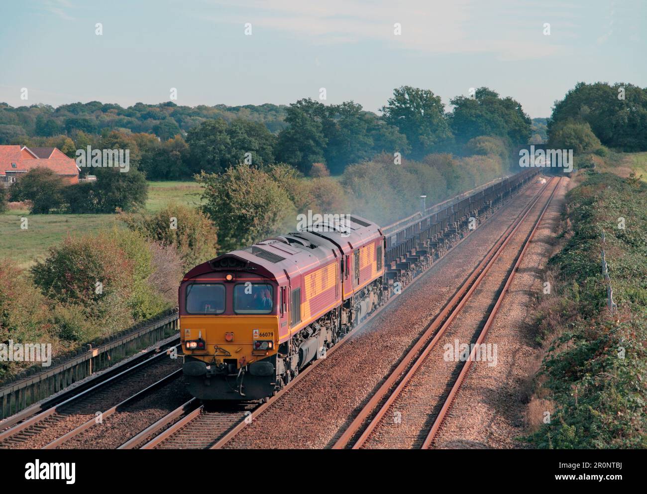 Une paire de locomotives diesel DB Cargo UK classe 66 numéros 66079 et 66112 wagons en acier vides à la jonction d'Otford dans le Kent. Banque D'Images
