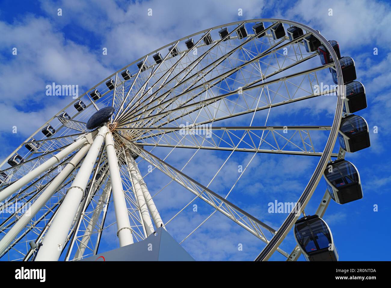 MIAMI, FL -18 FEB 2023 - vue sur la roue d'observation de Miami Skyviews, une grande roue située dans le marché Bayside à Miami, Floride, au-dessus du Bi Banque D'Images