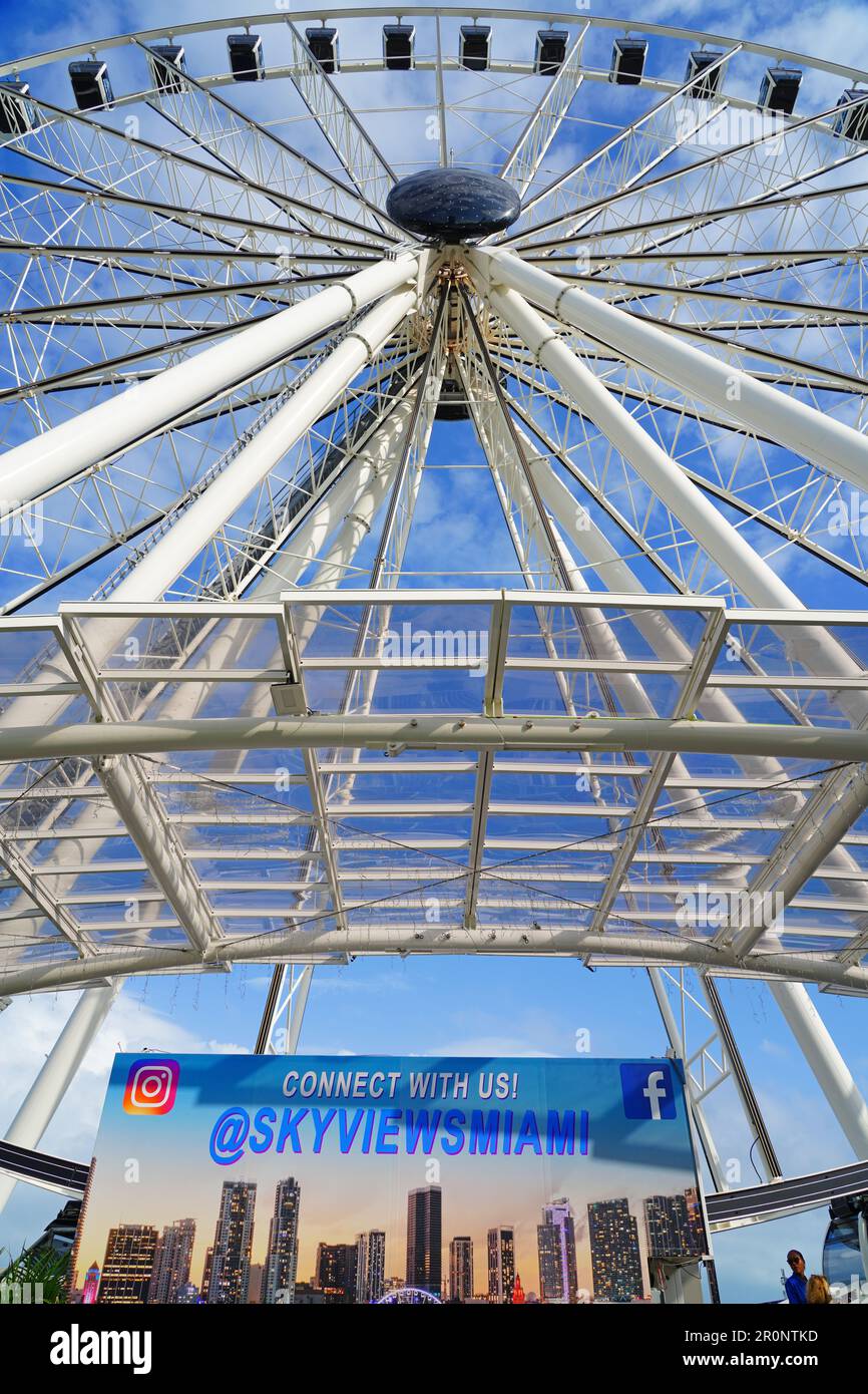MIAMI, FL -18 FEB 2023 - vue sur la roue d'observation de Miami Skyviews, une grande roue située dans le marché Bayside à Miami, Floride, au-dessus du Bi Banque D'Images
