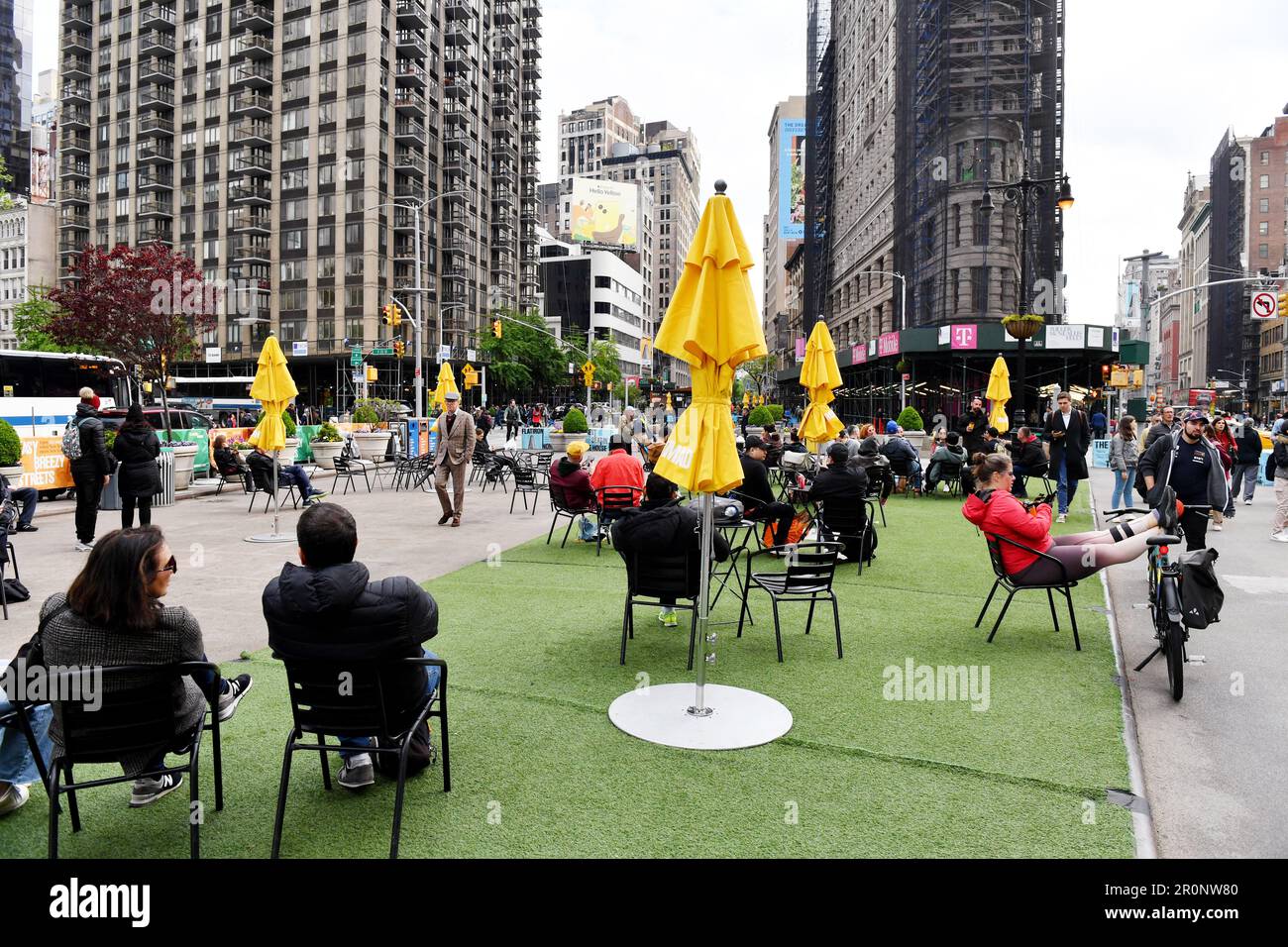 Flatiron public Plaza avec sièges et jardinières - New York City - Etats-Unis Banque D'Images