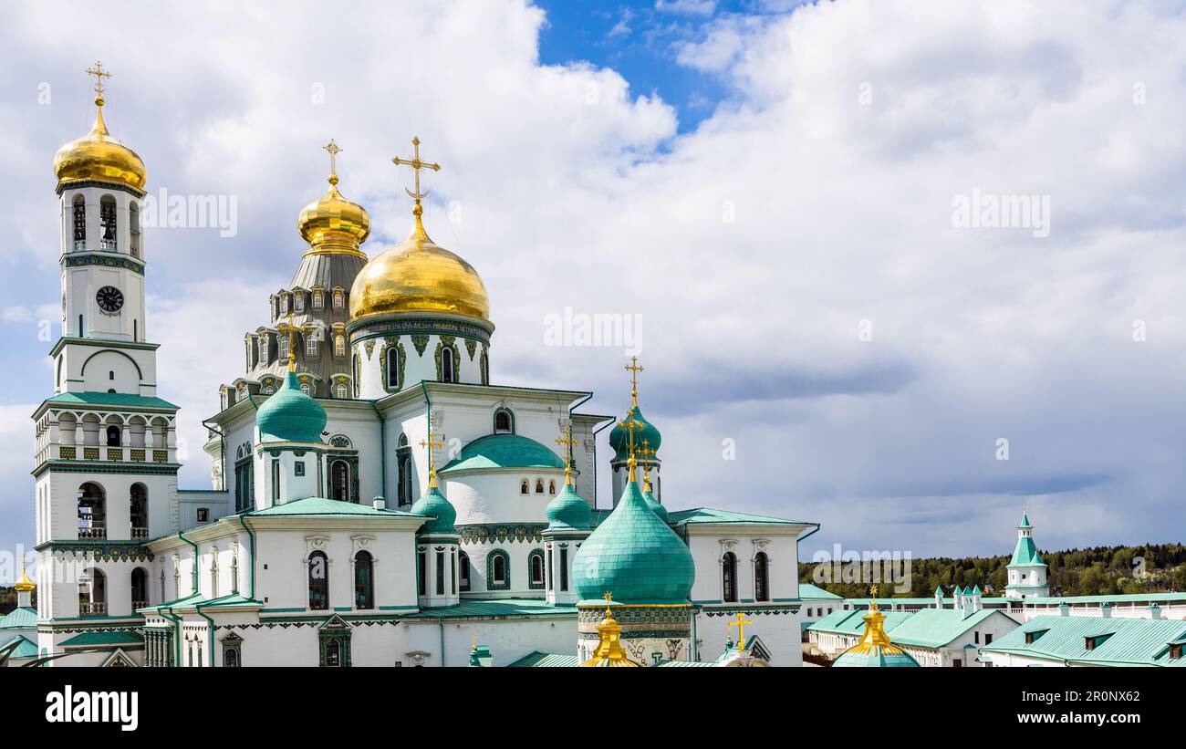 Vue panoramique sur le clocher et les dômes de la cathédrale de Résurrection du monastère de la Nouvelle Jérusalem près de la ville d'Istra dans la région russe de Moscou Banque D'Images