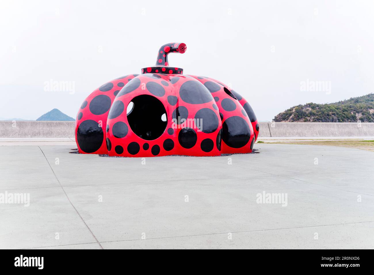 Sculpture de citrouille rouge de l'artiste japonais Yayoi Kusama à Miyanoura sur l'île de Naoshima, au Japon. L'île abrite une collection d'art contemporain Banque D'Images