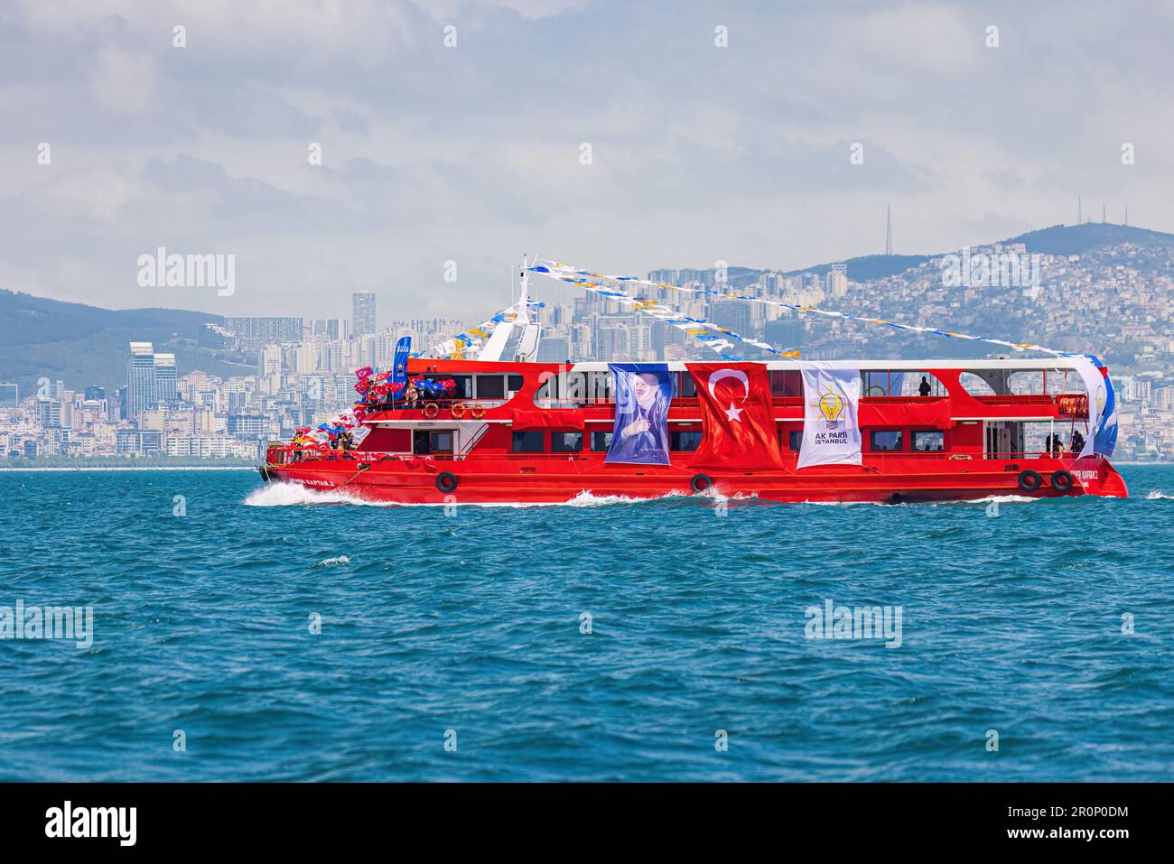 ISTANBUL, TURQUIE - 9th MAI : des partisans du parti AK au pouvoir sur un bateau agitant des drapeaux turcs pour soutenir le président Erdogan à Istanbul, Turquie Banque D'Images