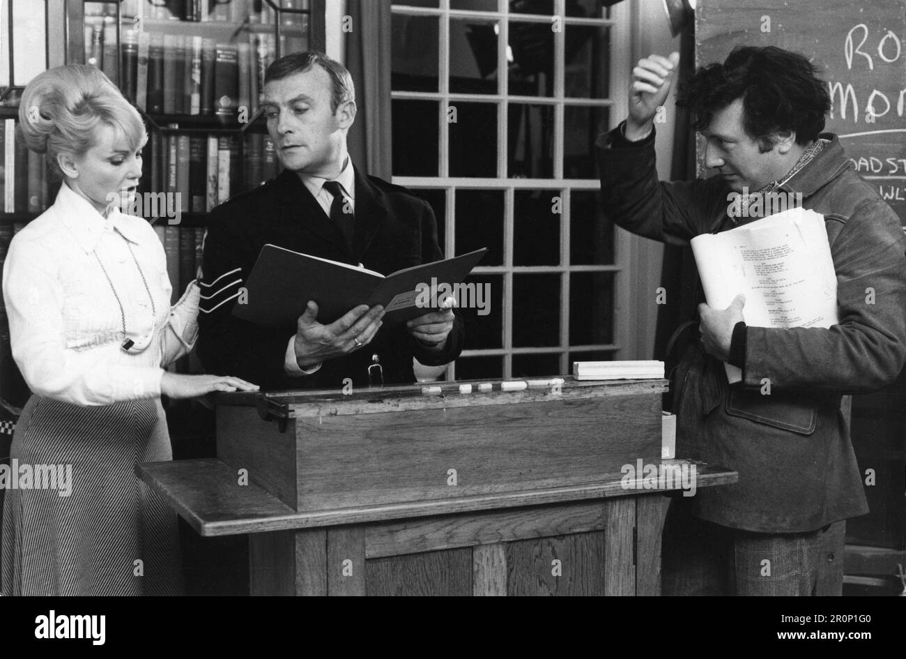 ROBIN HARDY dirigeant DIANE CILENTO et EDWARD WOODWARD dans une scène de L'OSIER HOMME 1973 jeu d'écran original par ANTHONY SHAFFER Costume Design SUE YELLAND musique PAUL GIOVANNI British Lion Banque D'Images