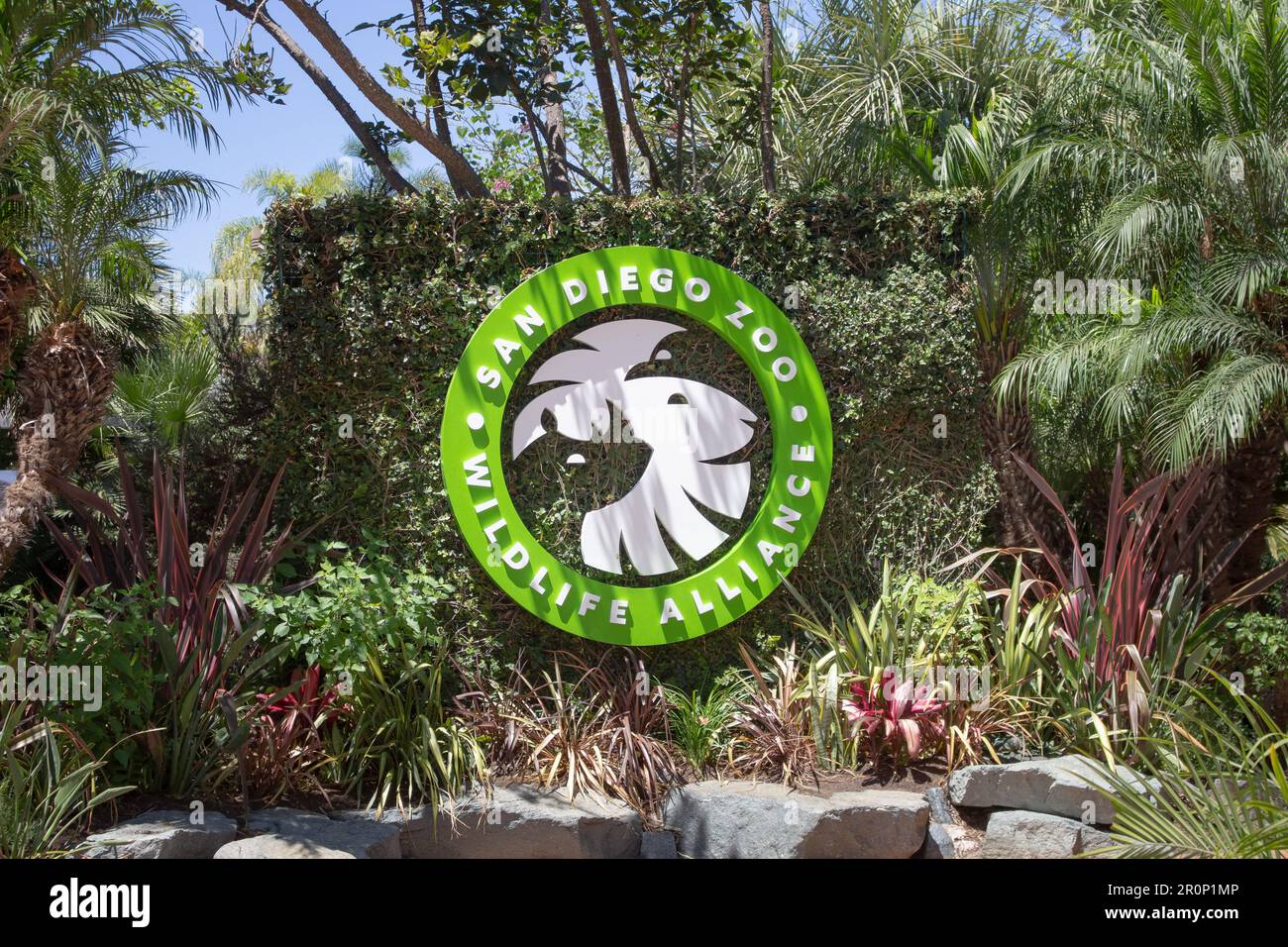 San Diego, Californie, États-Unis - 09-23-2021: Une vue du logo et du panneau de la San Diego Zoo Wildlife Alliance, vu à l'entrée du zoo. Banque D'Images