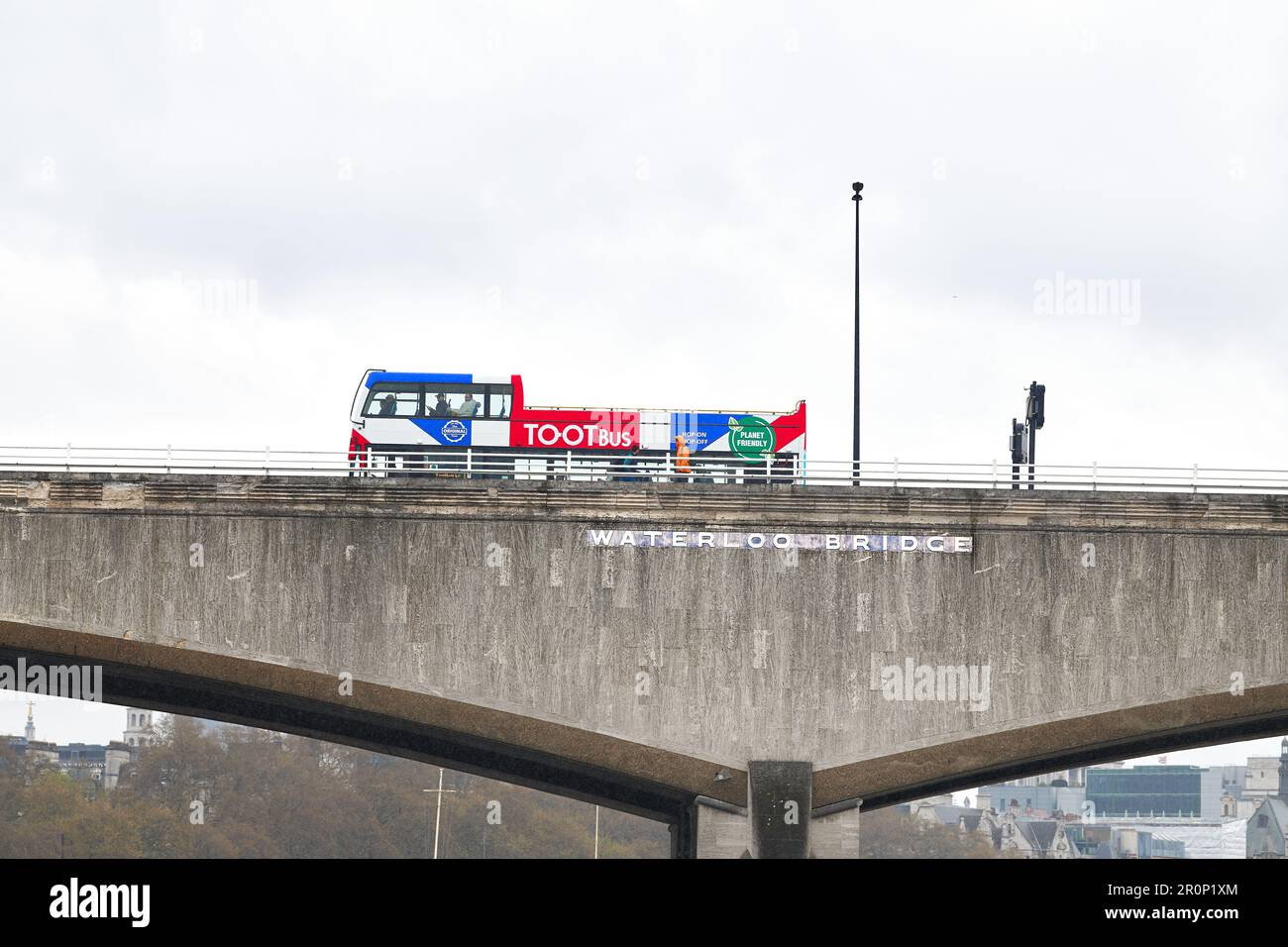 Un bus touristique à toit ouvert (bus TOOT) sur le pont de Waterloo, Londres, Angleterre, par une journée froide et grise. Banque D'Images