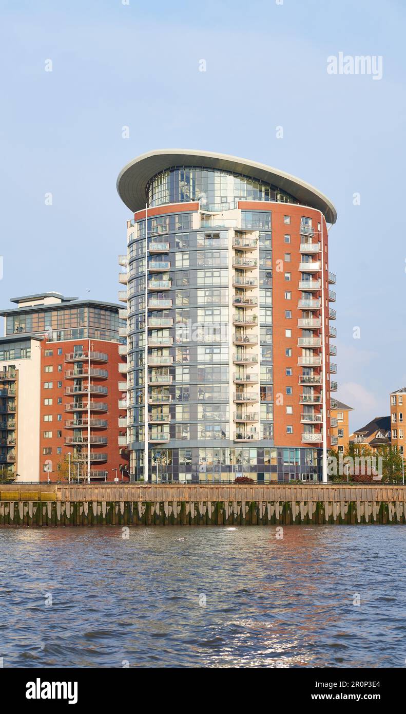 Appartements modernes sur une rive de la Tamise près de Millwall, Londres, Angleterre. Banque D'Images