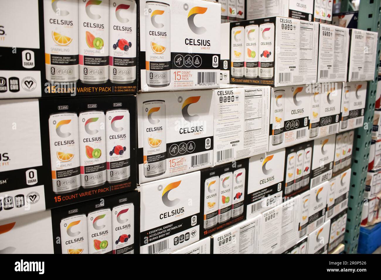 Los Angeles, Californie, États-Unis - 10-25-2021: Un aperçu de plusieurs cas de boissons énergétiques Celsius. Banque D'Images