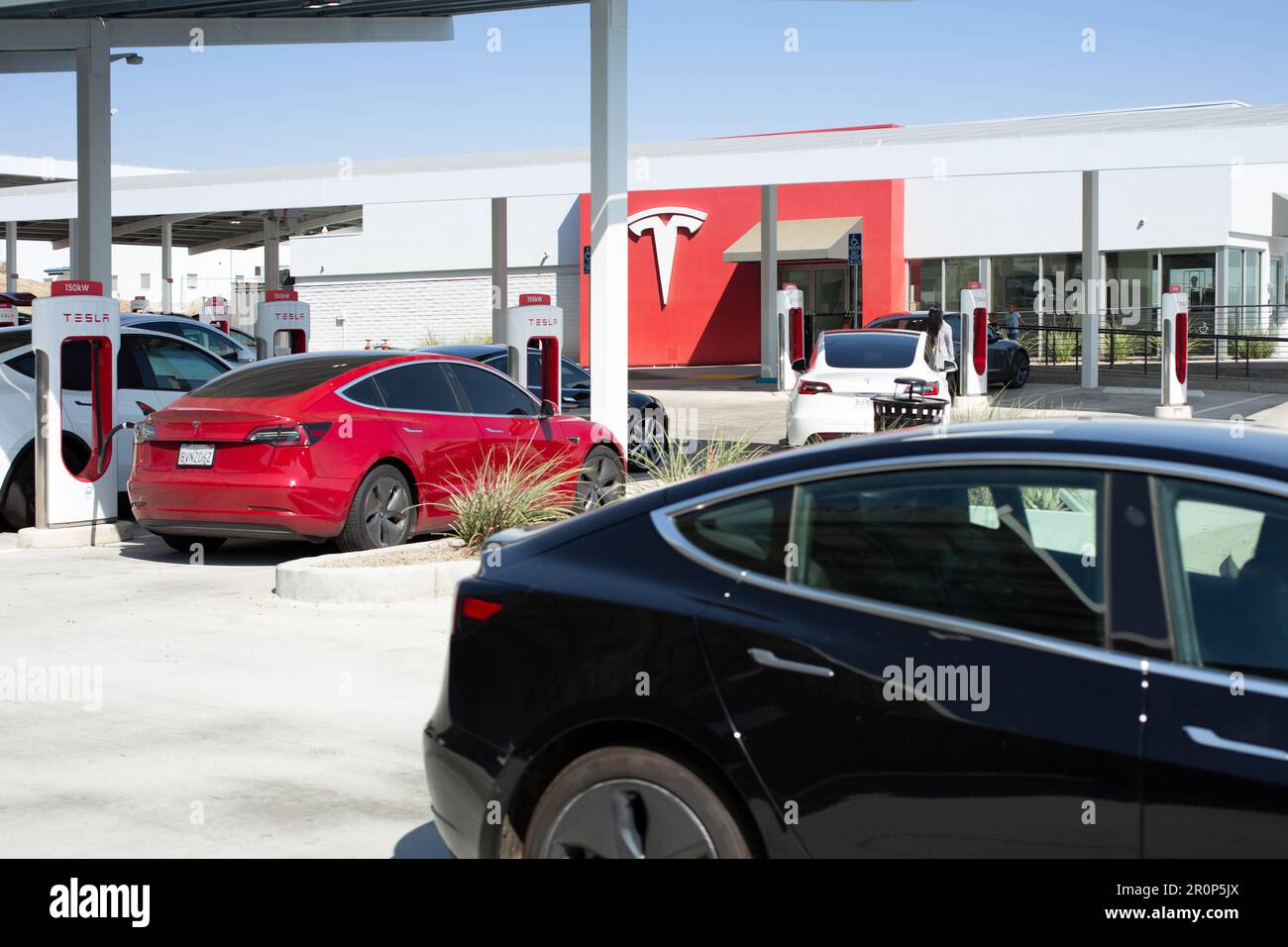 Kettleman City, Californie, États-Unis - 09-08-2021: Vue de plusieurs véhicules Tesla garés et chargés de leurs batteries à une Supercharge Tesla Banque D'Images