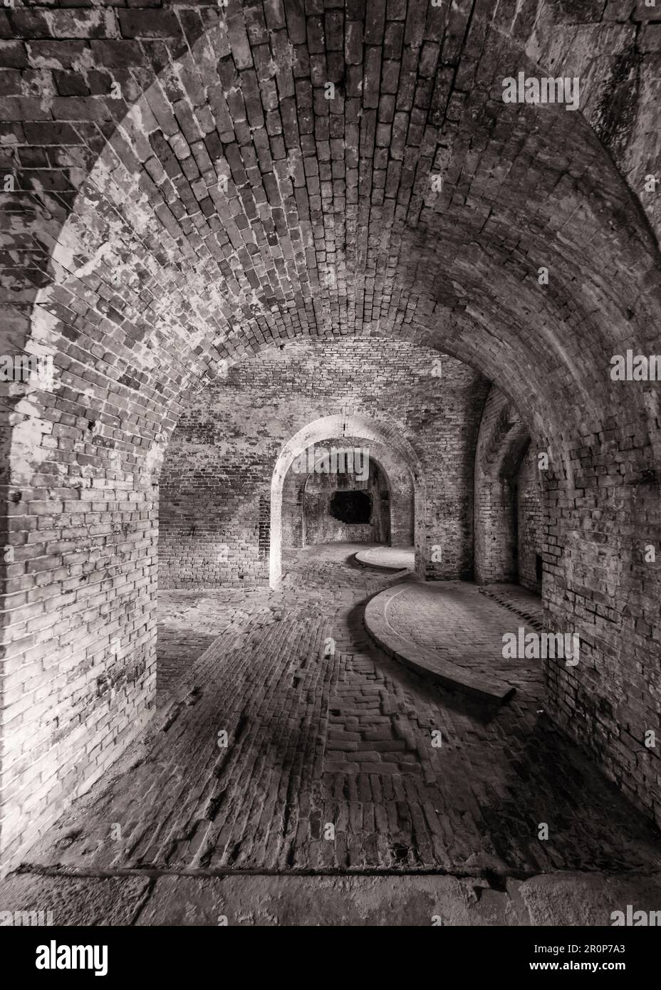 Deux emplacements de canon aux fenêtres du casemate voûté dans l'historique fort Pickens dans Gulf Islands National Seashore près de Pensacola Beach, Floride. Banque D'Images