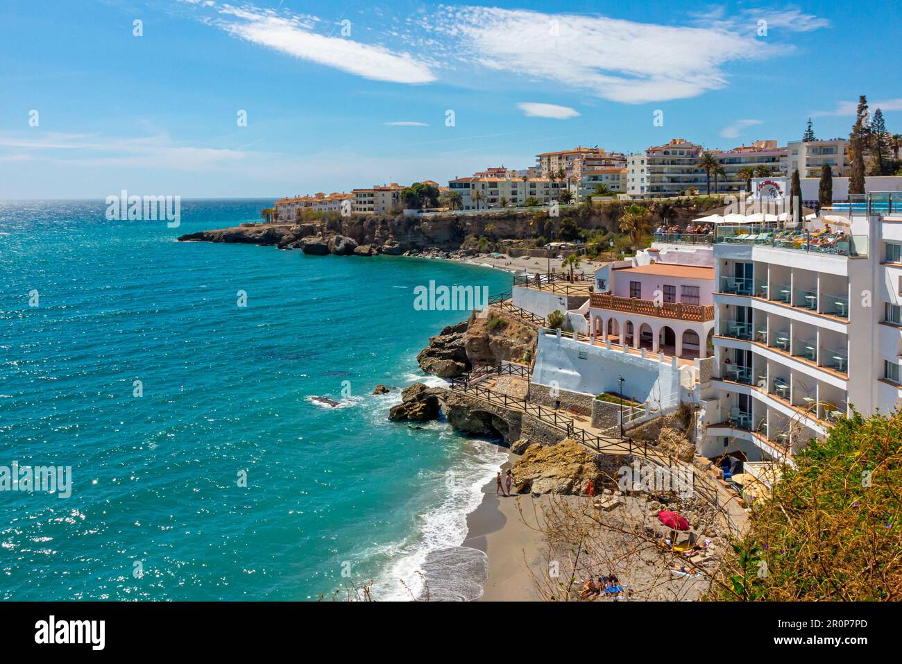 Hôtel en bord de mer sur la côte de Nerja une station balnéaire sur la Costa del sol en Andalousie sud de l'Espagne. Banque D'Images