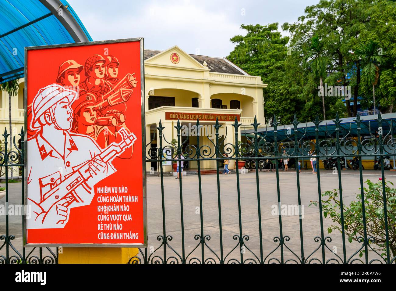 Affiches de guerre devant le Musée d'histoire militaire du Vietnam à Hanoi. Banque D'Images