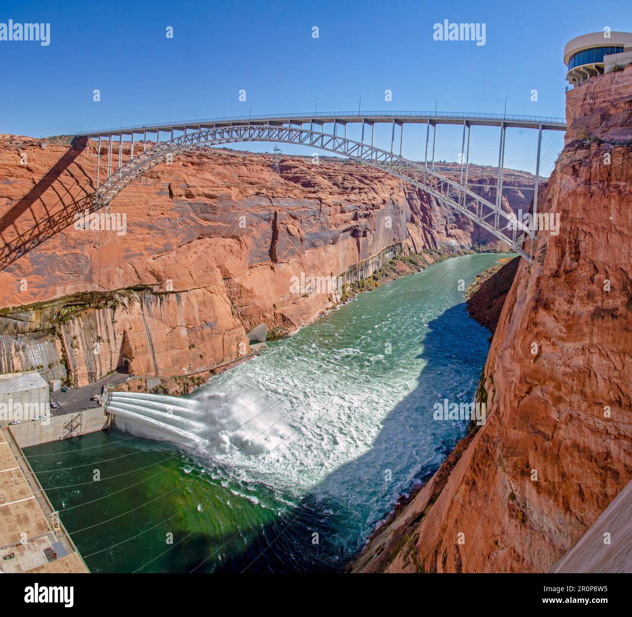 Page, États-Unis d'Amérique. 05 novembre 2018. Des jets d'eau sont libérés de la base du barrage de Glen Canyon lors d'une expérience à haut débit, à 5 novembre 2018 près de page, en Arizona. L'objectif de l'expérience à haut débit est de déplacer le sable stocké dans le chenal et du redéposer pour reconstruire les bancs de sable et les plages érodés en aval de la rivière Paria dans le parc national du Grand Canyon. Crédit : Michael Quinn/National Park Service/Alamy Live News Banque D'Images