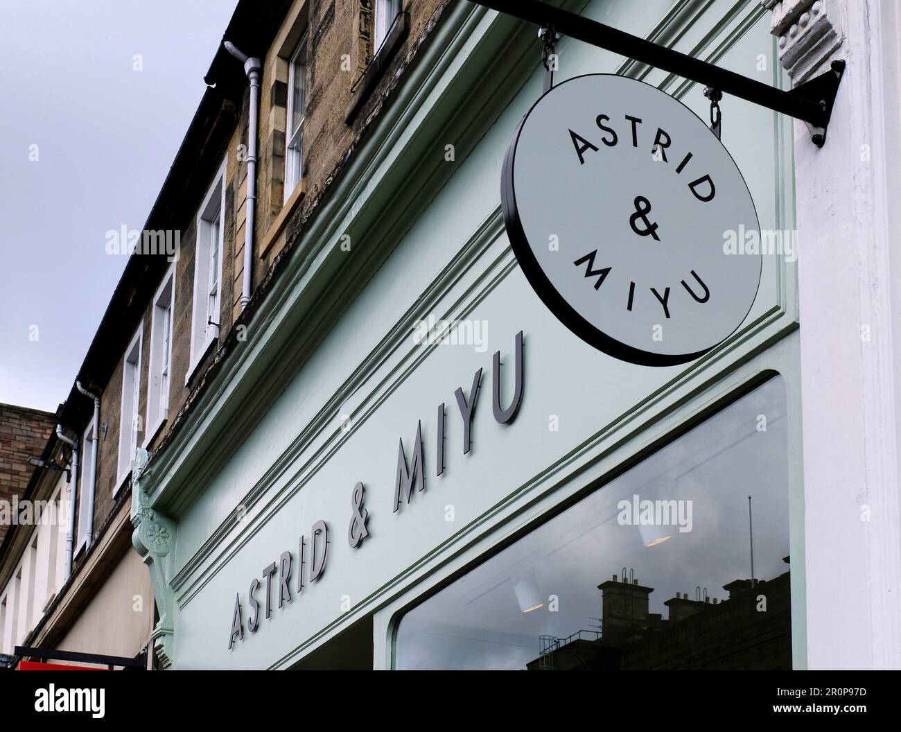 Enseigne Astrid & Miyu, détaillant de bijoux, George Street, Édimbourg,  Écosse Photo Stock - Alamy