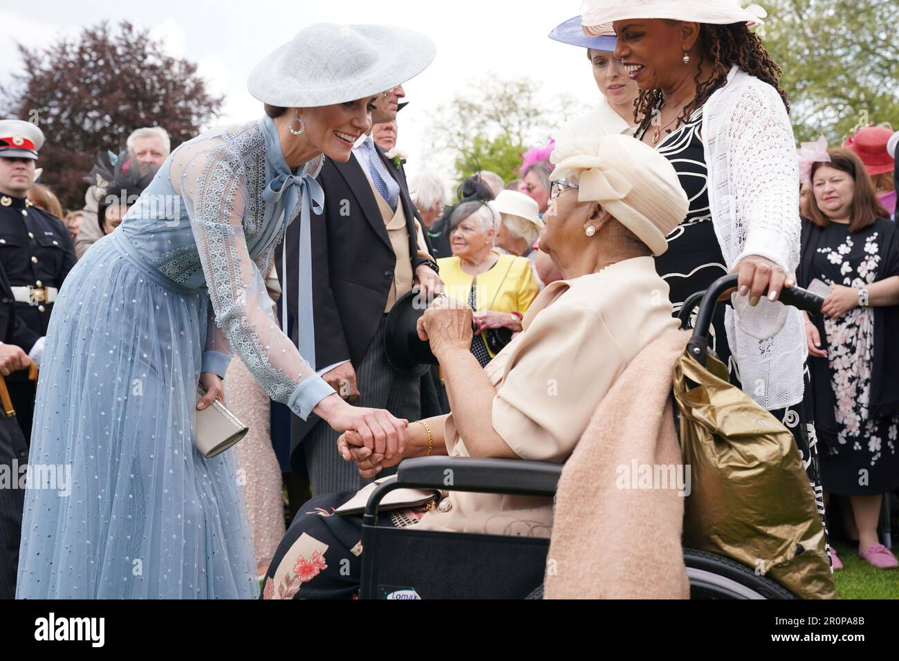 La princesse de Galles (à gauche) parle à Aldith Grandison, 93 ans, et à la fille Jay CEE la Bouche (à droite) lors d'une Garden Party à Buckingham Palace, Londres, pour célébrer le couronnement. Date de la photo: Mardi 9 mai 2023. Banque D'Images