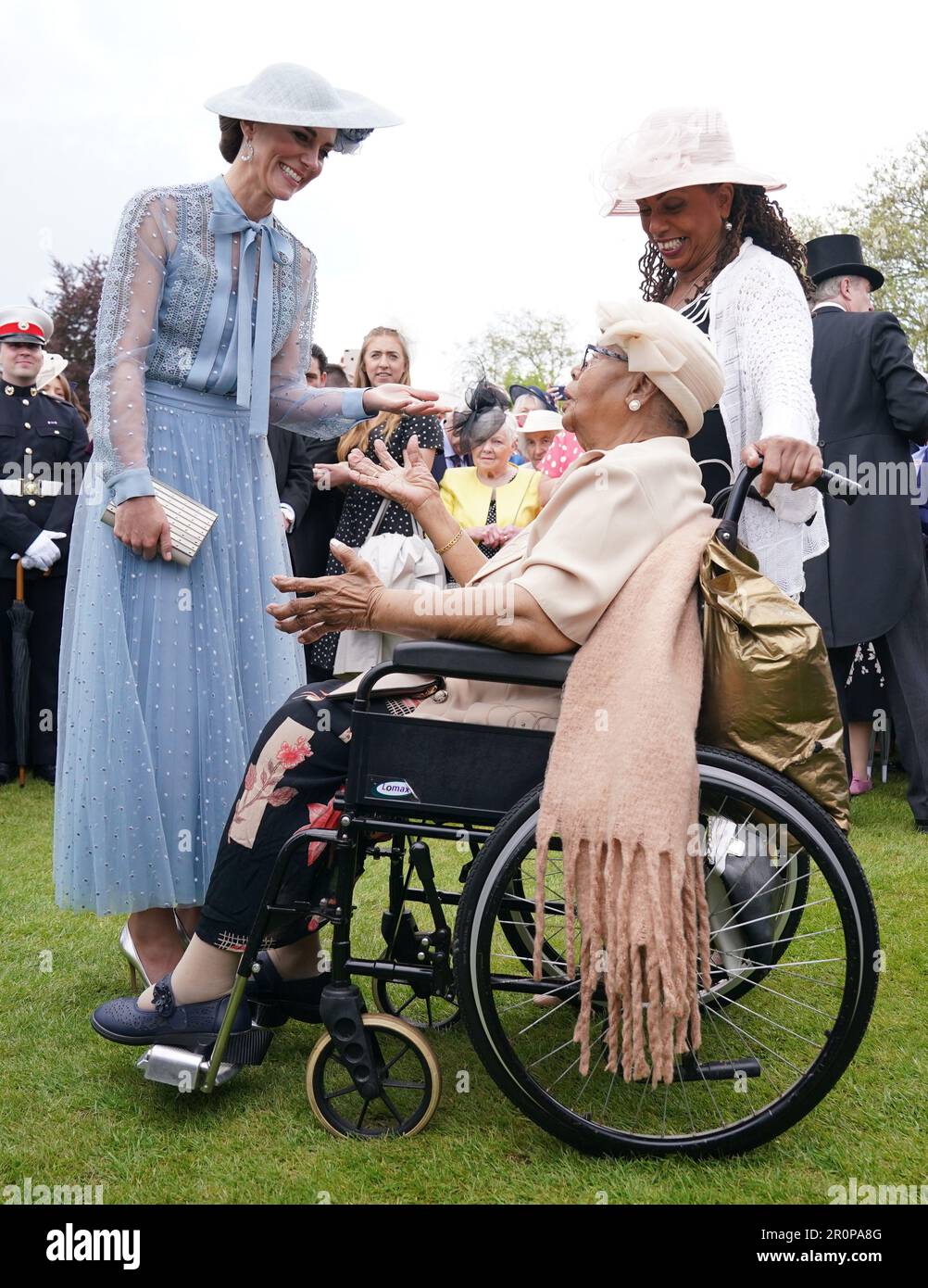 La princesse de Galles (à gauche) parle à Aldith Grandison, 93 ans, et à la fille Jay CEE la Bouche (à droite) lors d'une Garden Party à Buckingham Palace, Londres, pour célébrer le couronnement. Date de la photo: Mardi 9 mai 2023. Banque D'Images