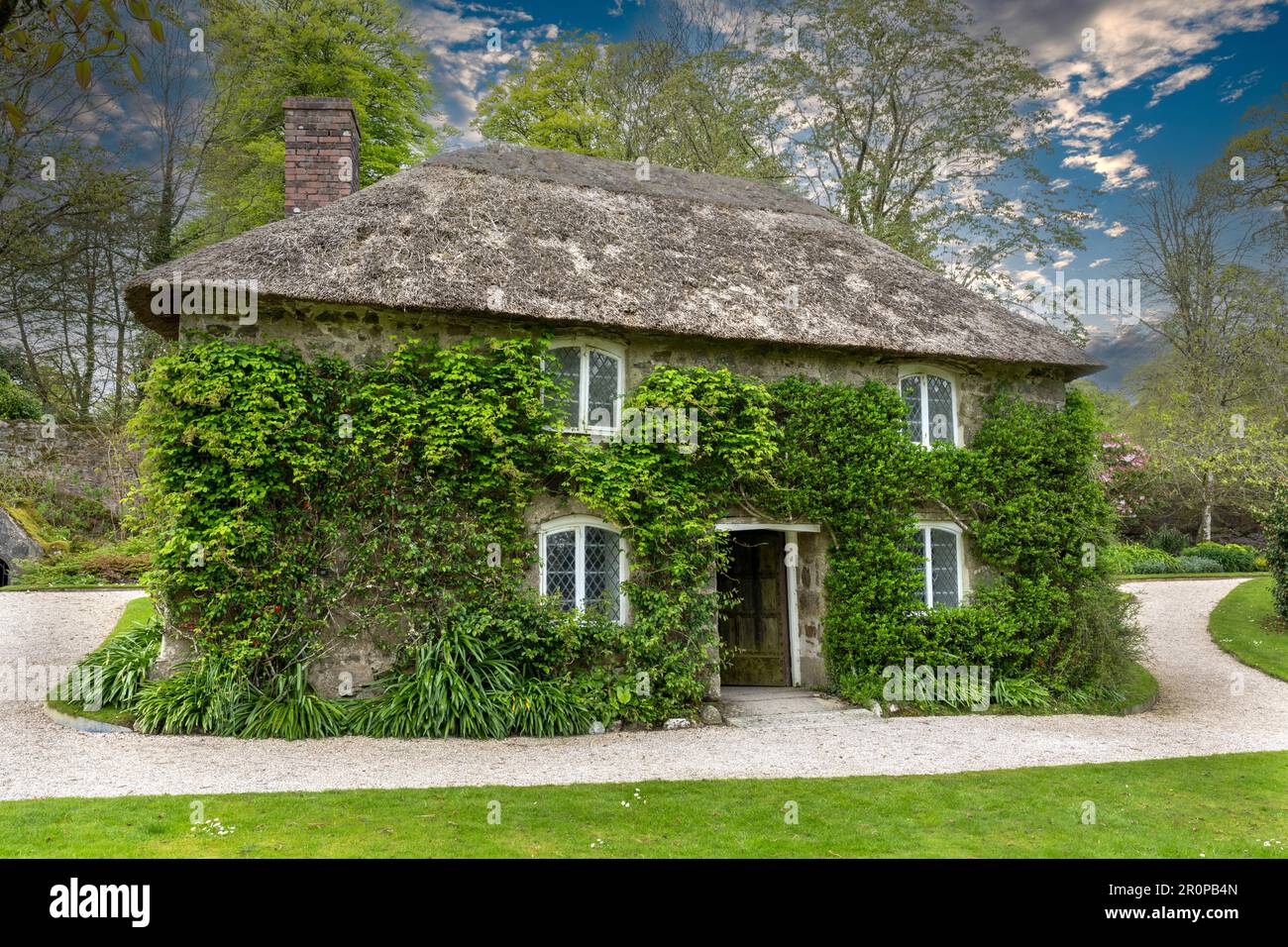 Lanhydrock House - Maison de campagne de jacobean - Bodmin, Cornouailles, Angleterre, Royaume-Uni - vue sur la maison de jardiniers dans les jardins de Lanhydrock Banque D'Images