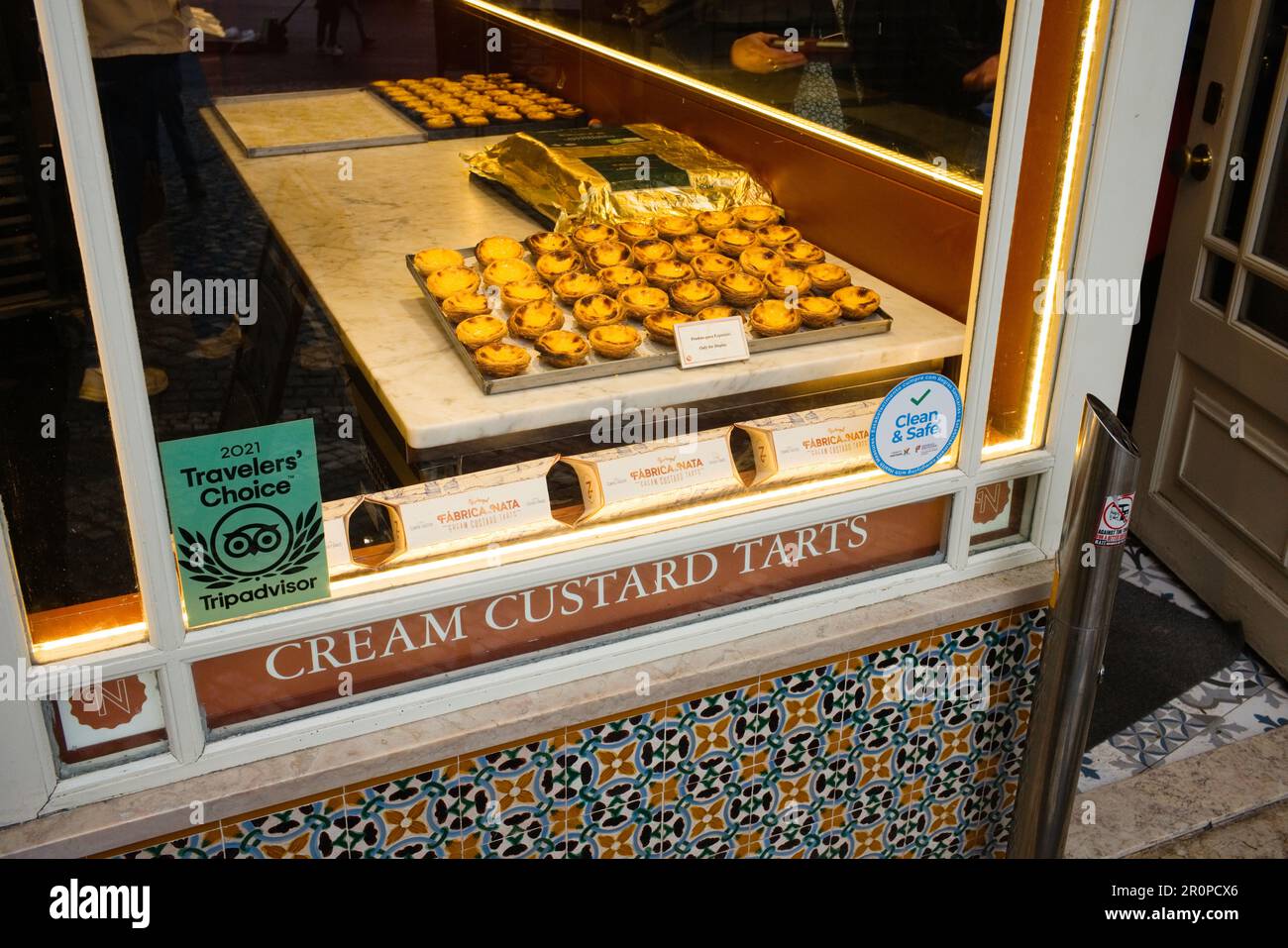 Tartes de crème anglaise exposées dans une boulangerie du centre de Sintra Banque D'Images